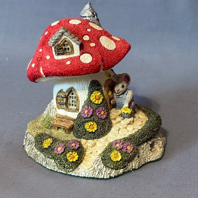 Fraser Creations Scotland Cottage Figurine Mouse Mice Mushroom Paul Painter UK