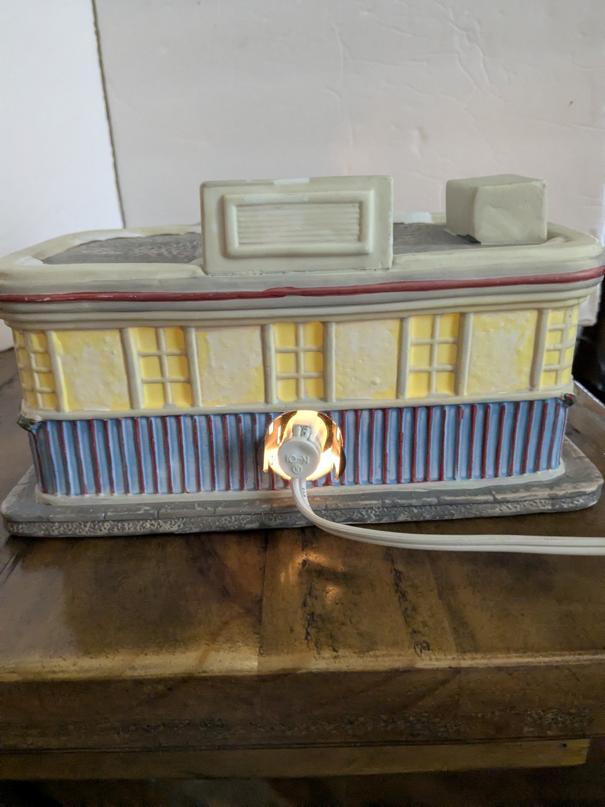 Retroville Pop’s Diner Lighted Building MCM Santa’s Workshop Christmas Village