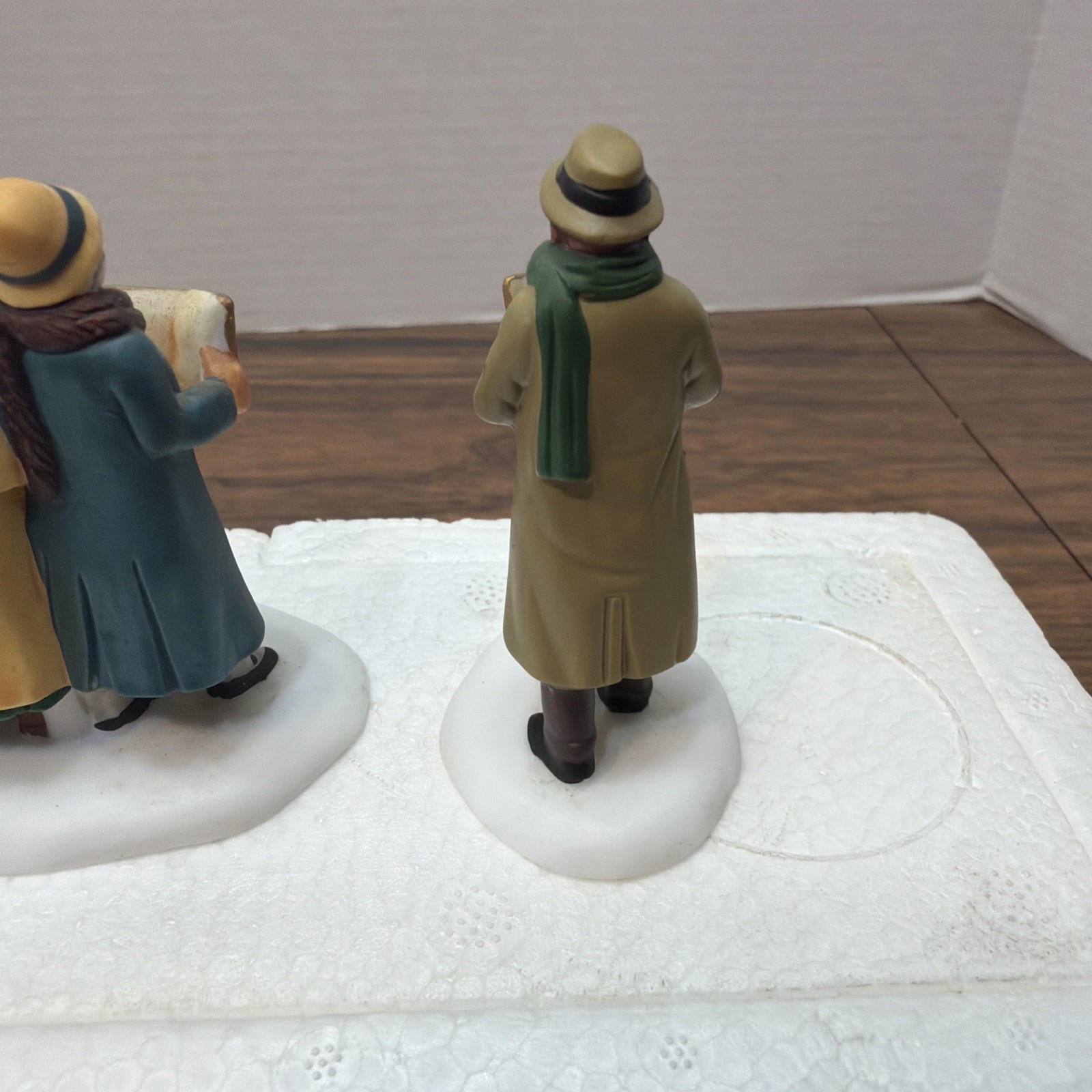 Dept 56 Heritage Village Collection Caroling Through the City 3pc Figure Set