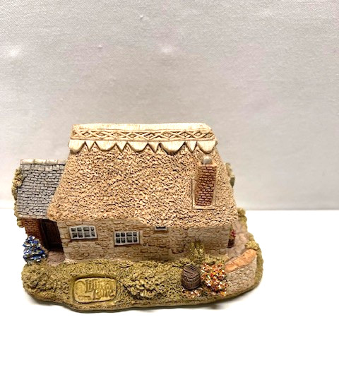 Lilliput Lane “Smallest Inn” Made in United Kingdom