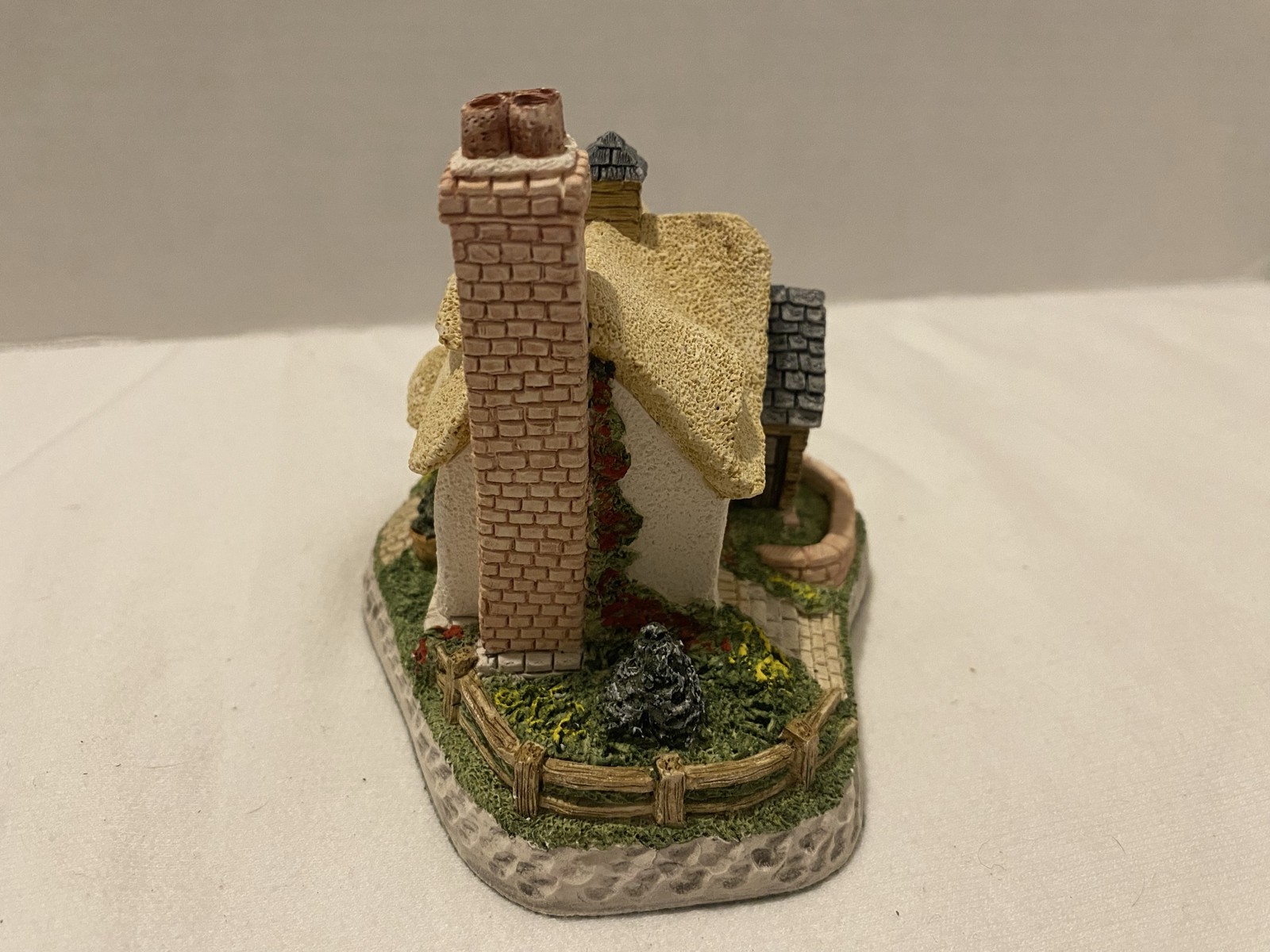 David Winter Buttercup Cottage Hand Painted Ceramic Miniature House 1995