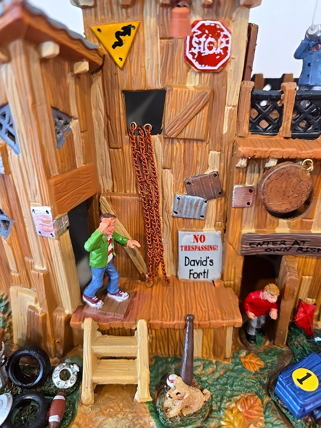 LEMAX DAVID’S FORT-LIGHTED HOLIDAY VILLAGE RETIRED MINT MINT COND. SEE PICS.
