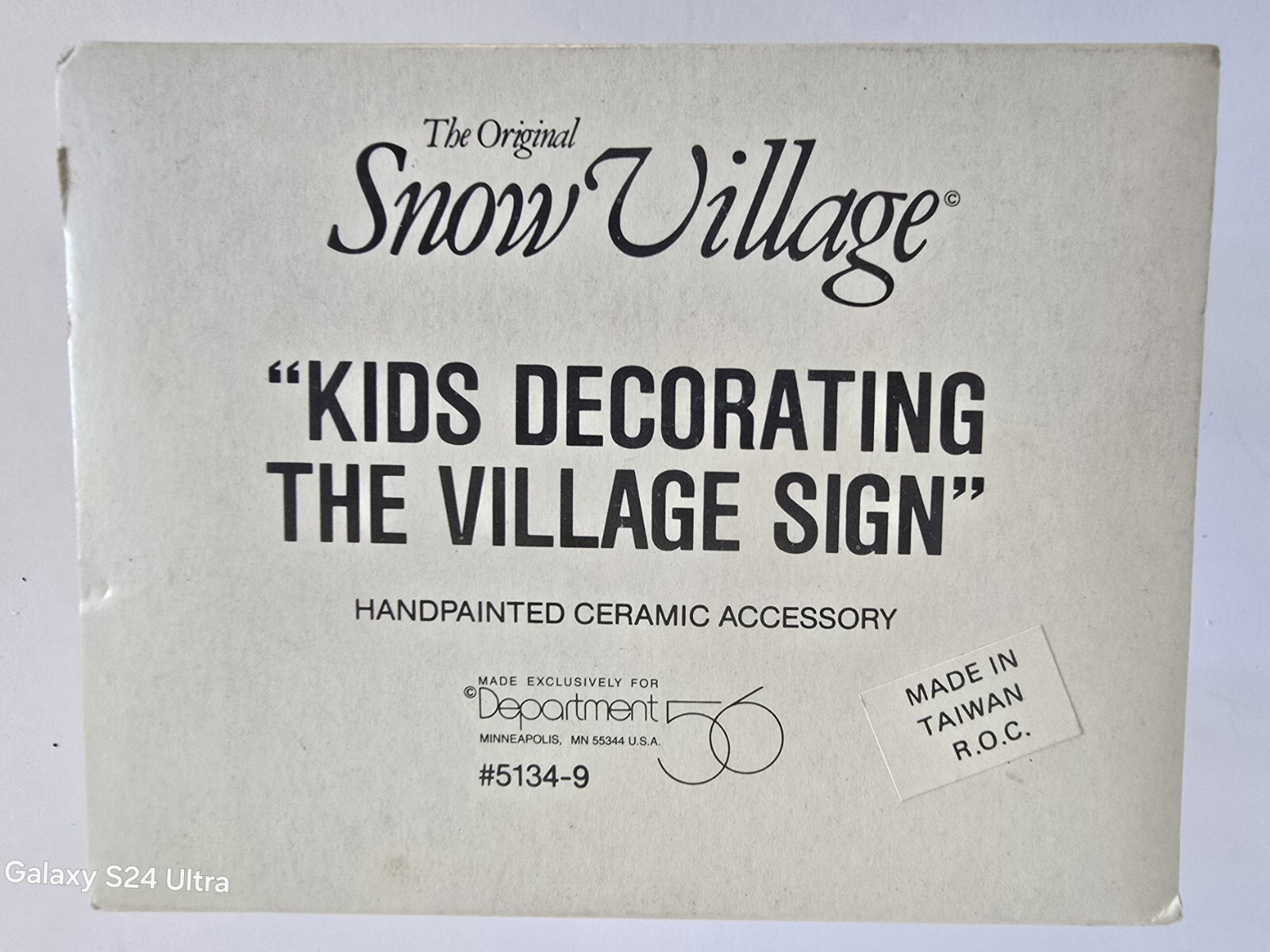Dept 56 Snow Village Kids Decorating the Village Sign Vintage #5134-9 Retired