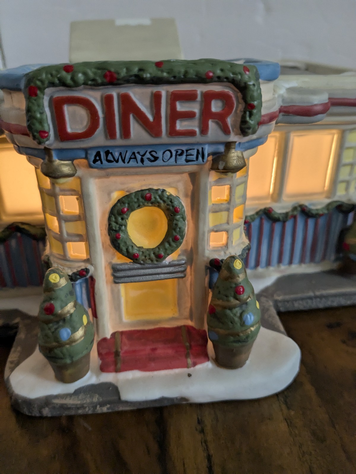 Retroville Pop’s Diner Lighted Building MCM Santa’s Workshop Christmas Village