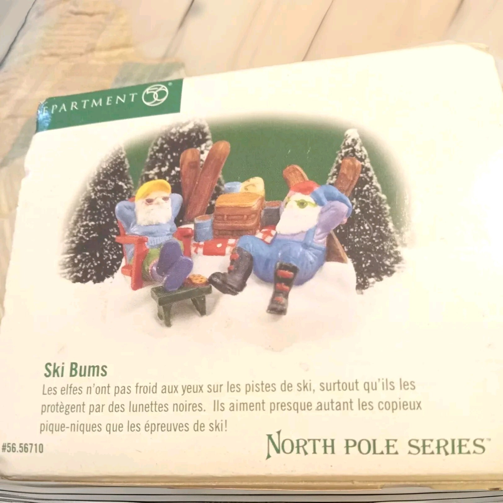 DEPT 56 NORTH POLE “SKI BUMS” VILLAGE ACCESSORY-NIB-56.56710 NEW Bin1