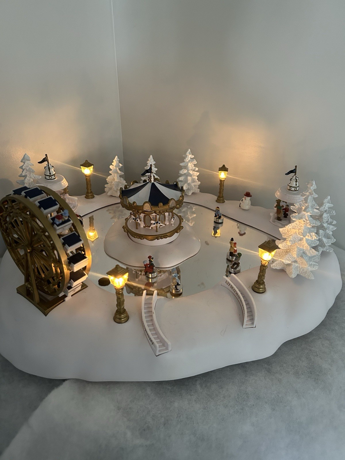 Trendmasters 1997 Christmas Magic Winter Wonderland Musical Ice Skating Carnival