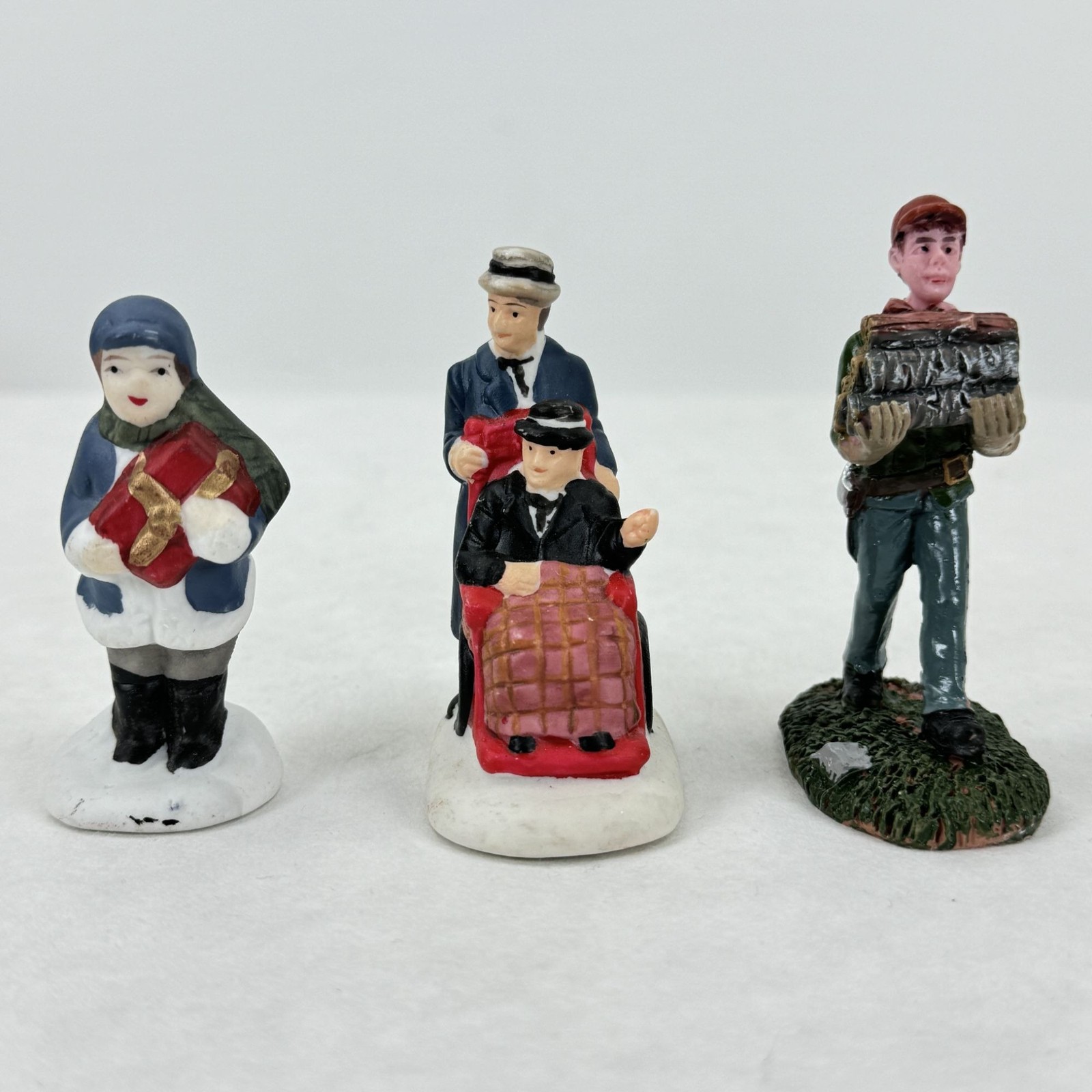 Vtg Christmas Village Accessories 3 Miniature Figurines 2 White Picket Fence