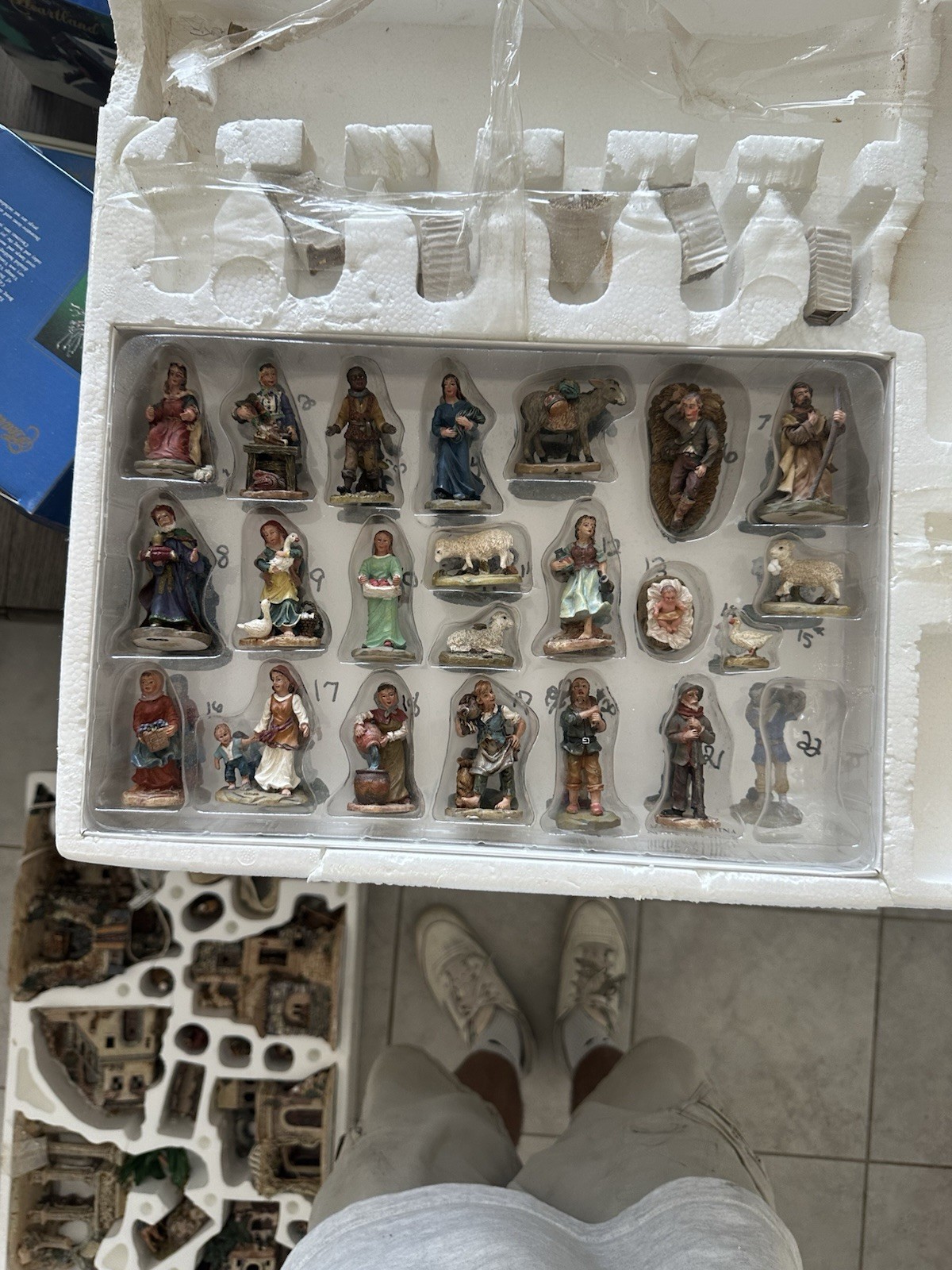 Grandeur Noel Bethlehem Village 44-Piece Porcelain Nativity Set Boxed 2002