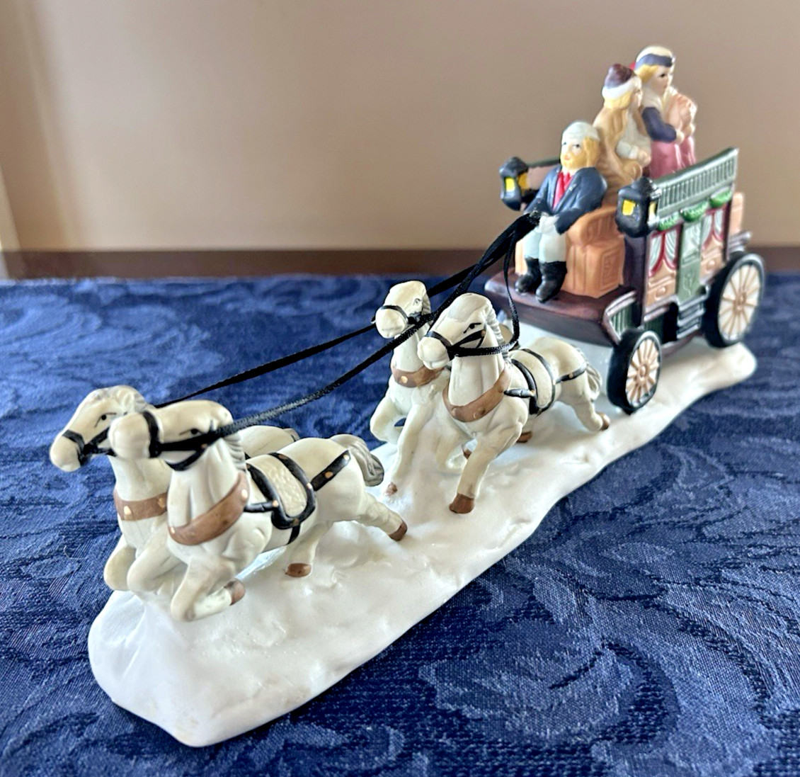 VTG Old Towne Horse Drawn Carriage Victorian Village 1995 Christmas Porcelain