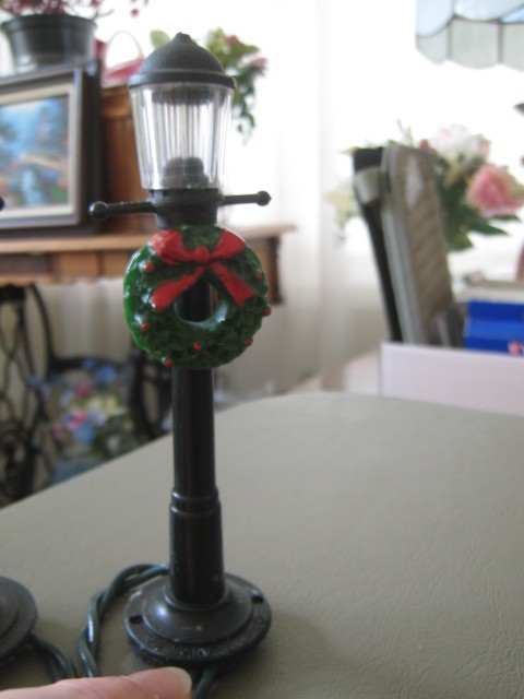 STRING OF 10 ELECTRIC VILLAGE LIGHTS W/ WREATHS