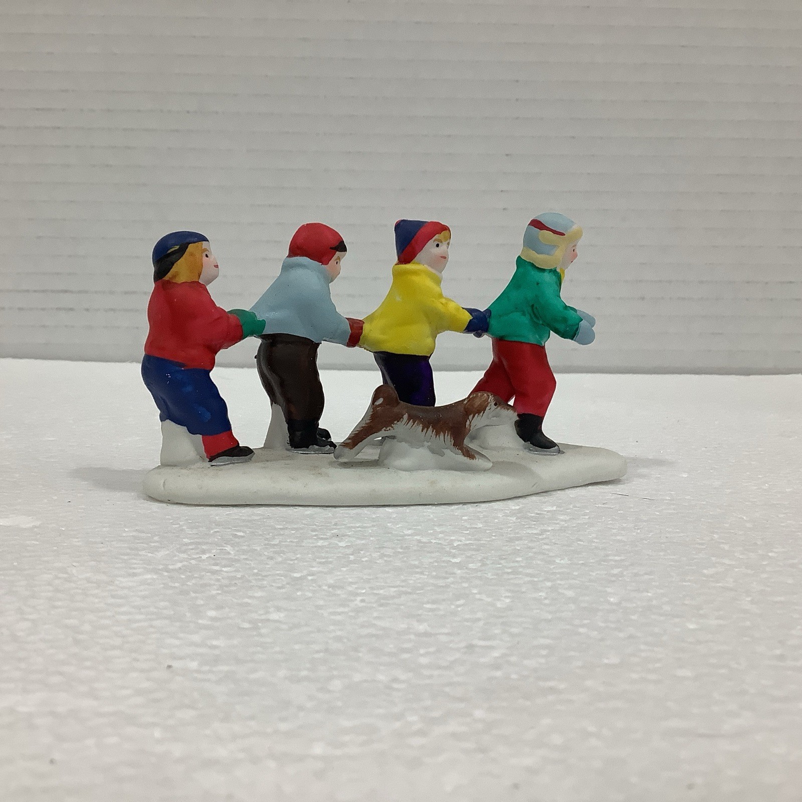 Lemax Hearthside Village 53142 Porcelain Train Of Skaters 1995 Accessory