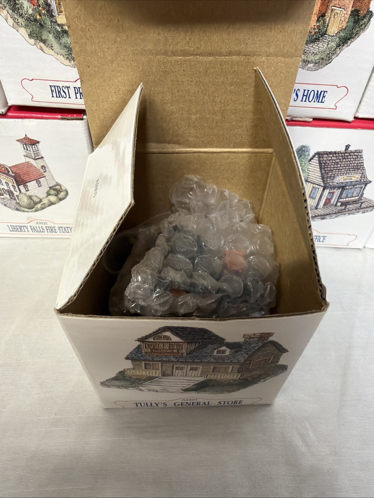 Village Americana Lot of 14 Liberty Falls Town Buildings & Figurines Holiday