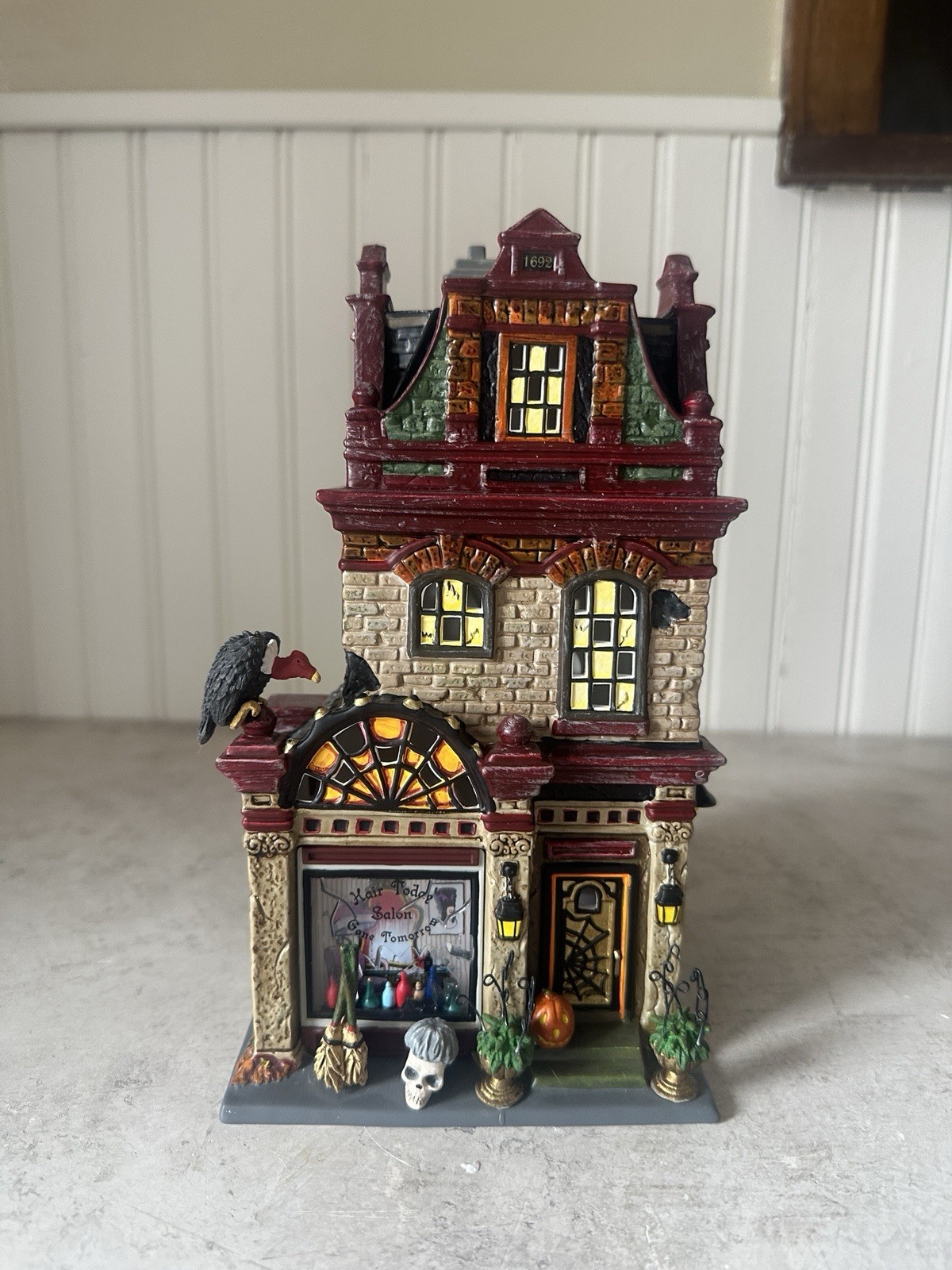 Dept 56 Halloween Hair Today, Gone Tomorrow Salon Snow Village #56.54603 Unused