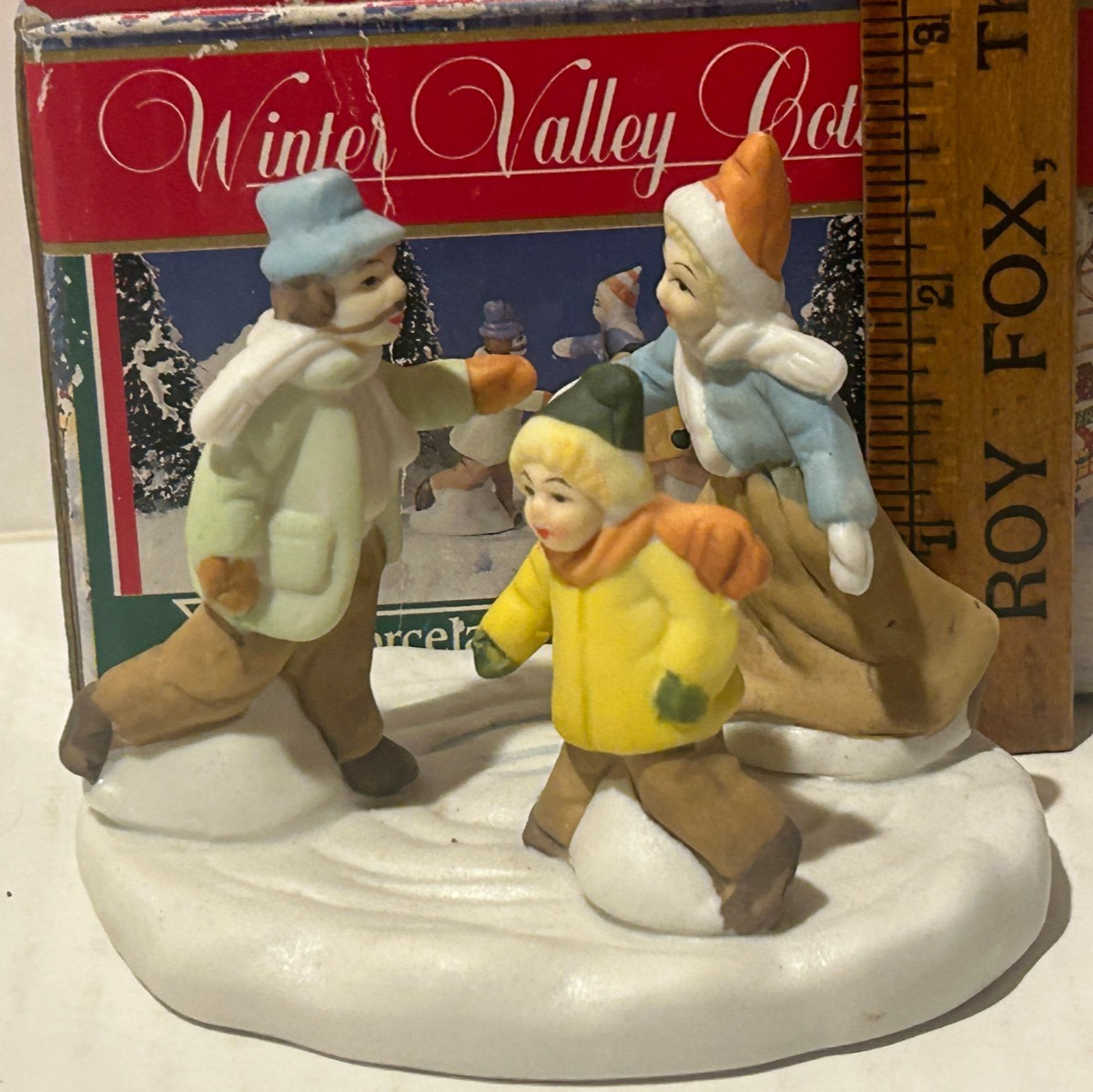 Atico Winter Valley Cottages – porcelain – skating kids