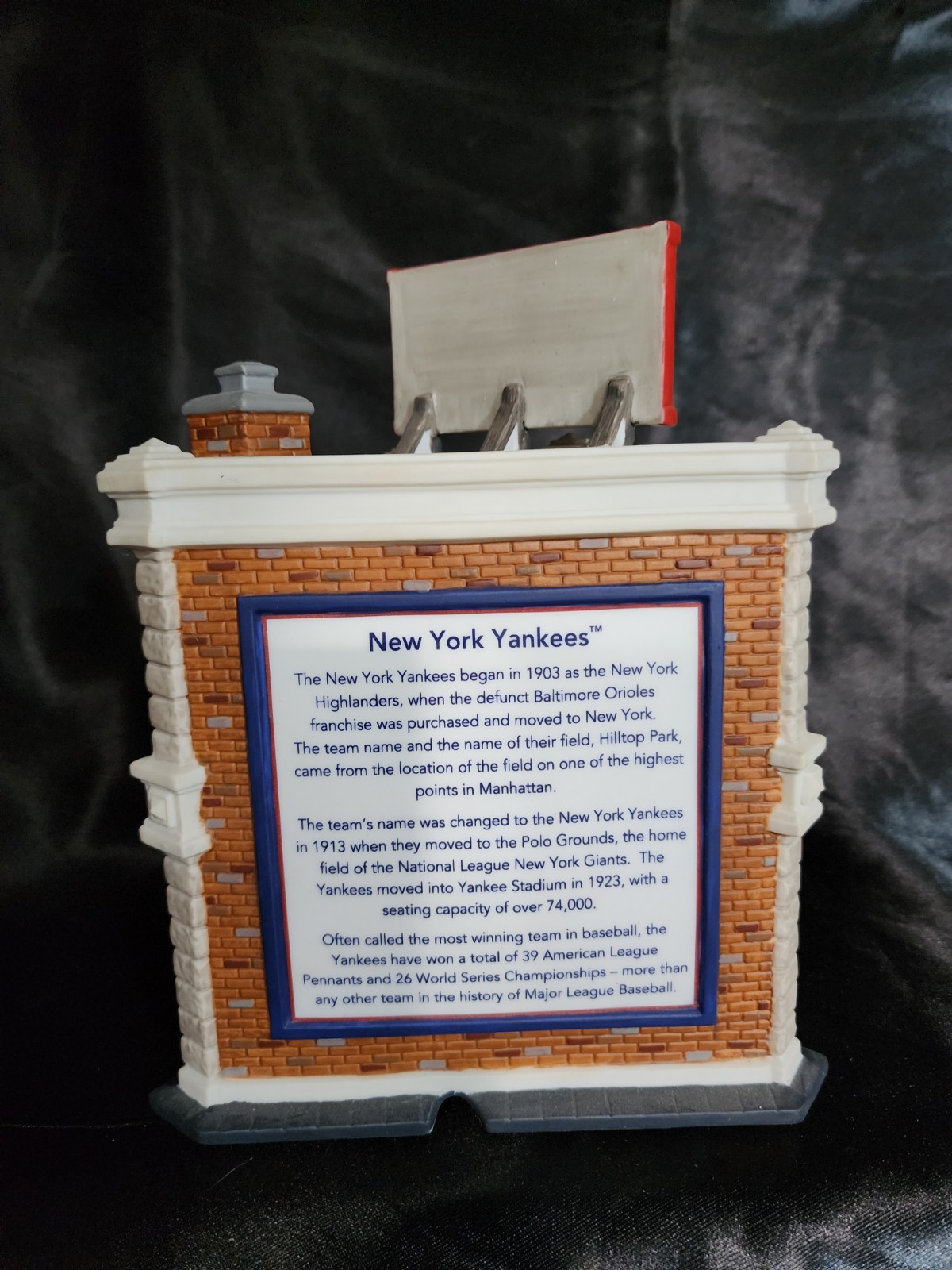 Dept. 56 Christmas in the City “New York Yankees Souvenir Shop” #56.59224 #411