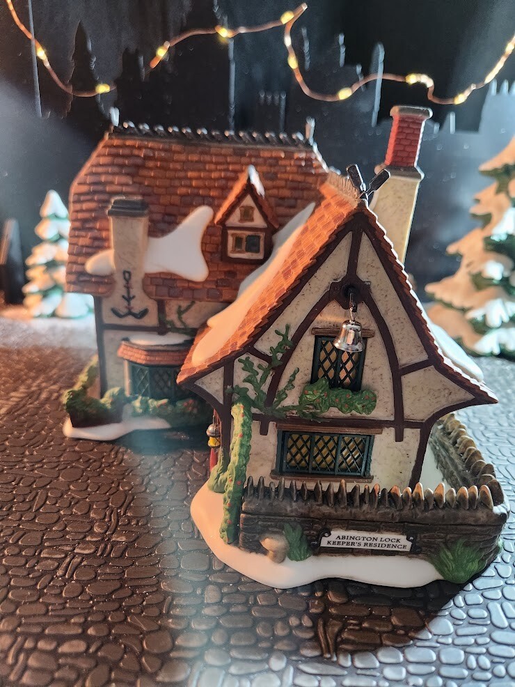 Dept 56 Dickens Village – Abington lock Keepers Residence