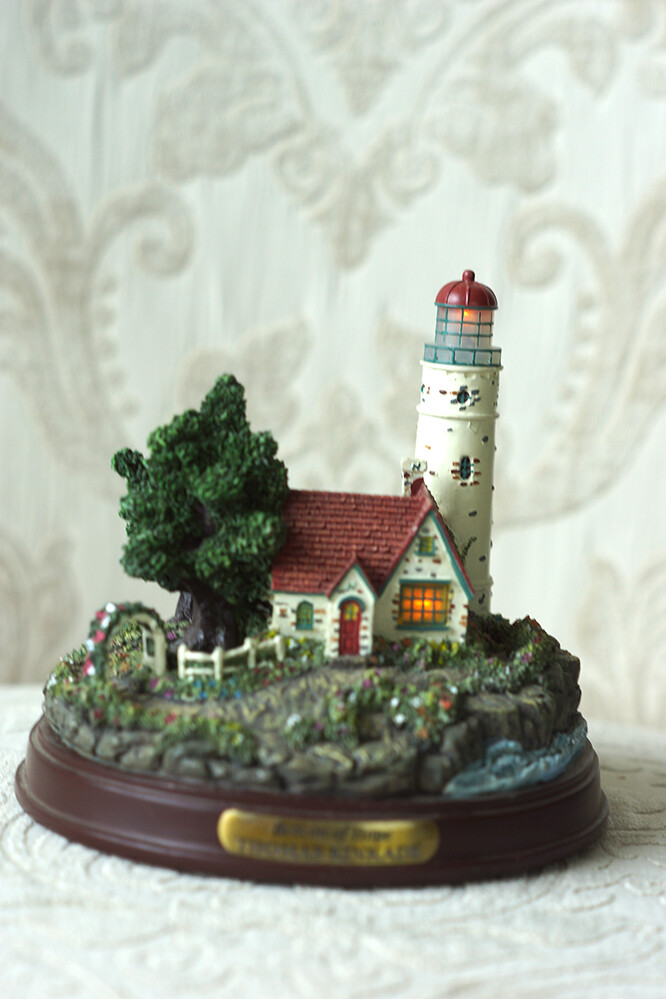 THOMAS KINKADE – “BEACON OF HOPE” – Collectable Lighted Lighthouse Figurine