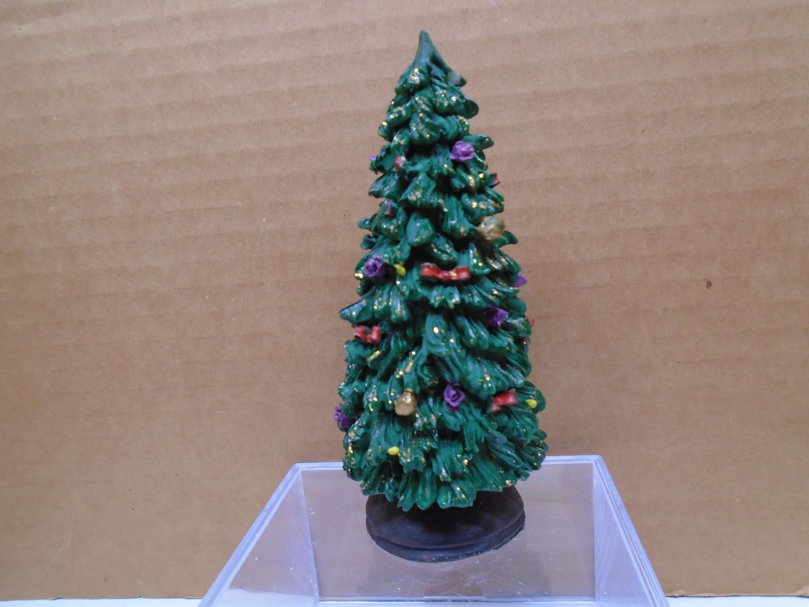 HEAVY RESIN CHRISTMAS VILLAGE DECORATED CCHRISTMAS TREE 4.75″ FIGURE UNBRANDED