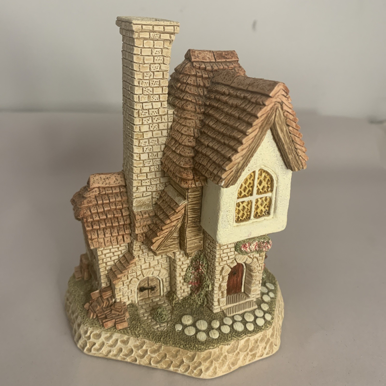 Tile Maker’s Cottage – David Winter D1040 1999 Guild Symbol of Membership
