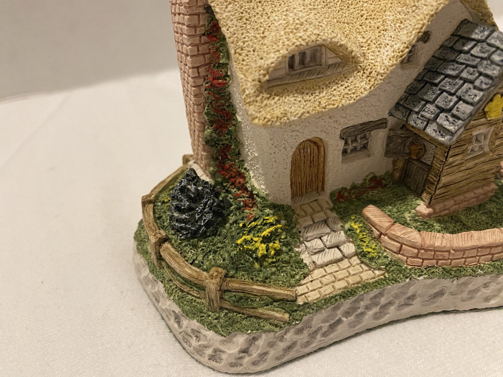 David Winter Buttercup Cottage Hand Painted Ceramic Miniature House 1995