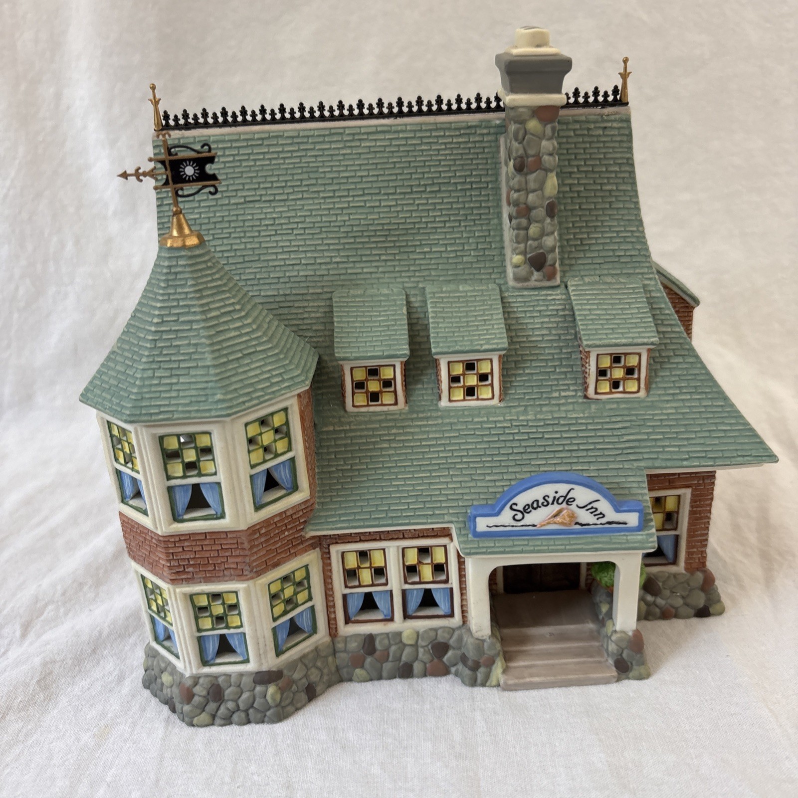 VINTAGE NOS 2001 Dept 56 Season’s Bay Seaside Inn Village House #53449