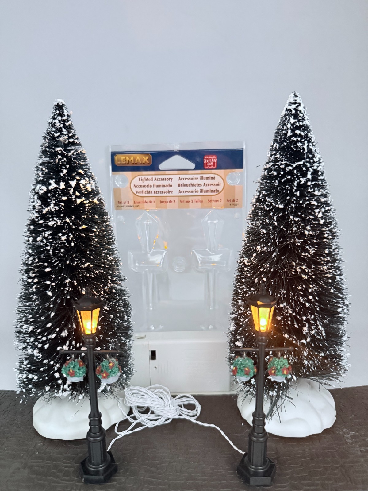 Lemax Old English Lamp Post #74231 Flower Baskets Details Christmas Village #2