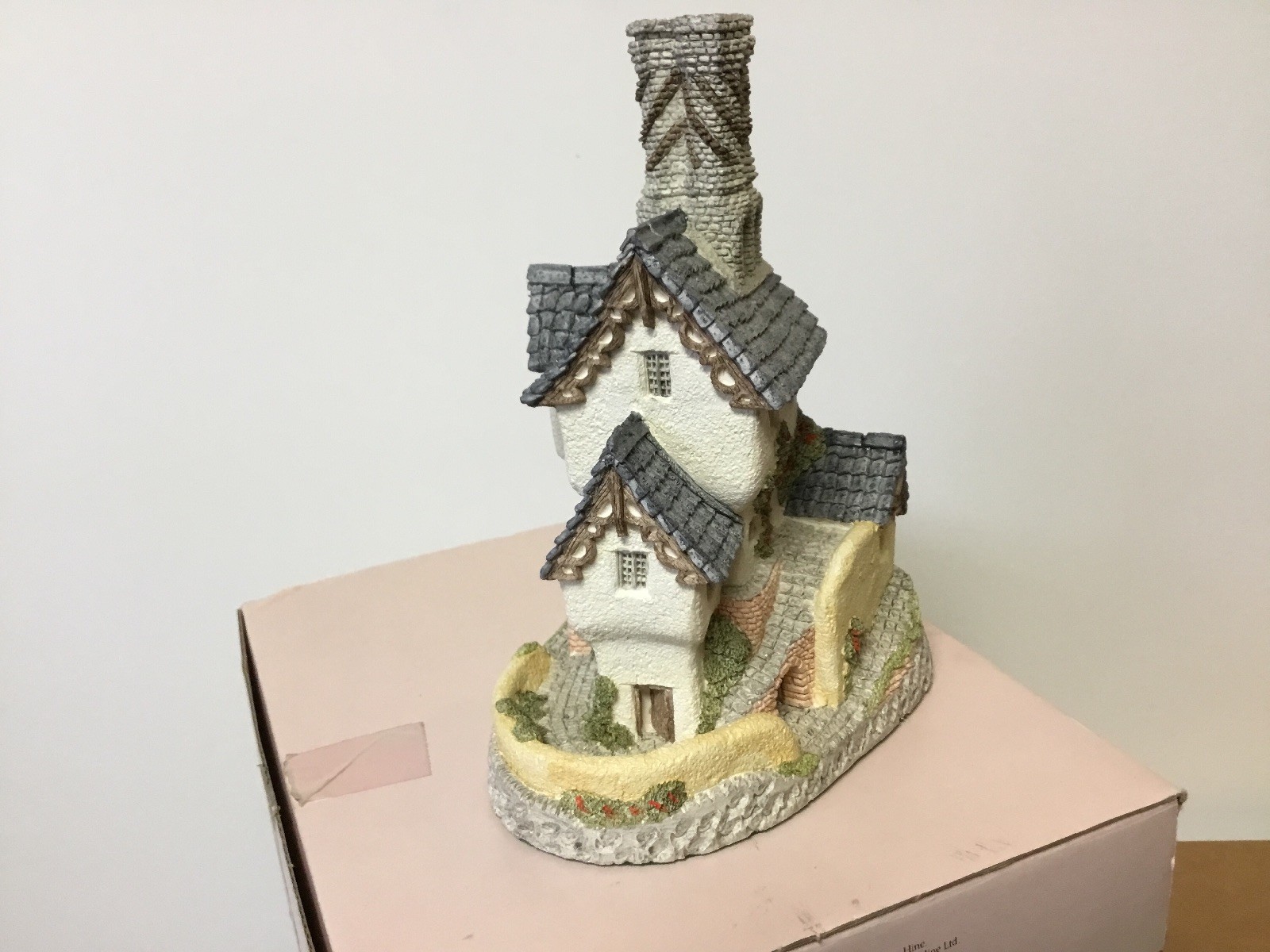 David Winter 1984 MASTER MASON (6 1/2″ x 5″) English Structure NIB/COA Dealer