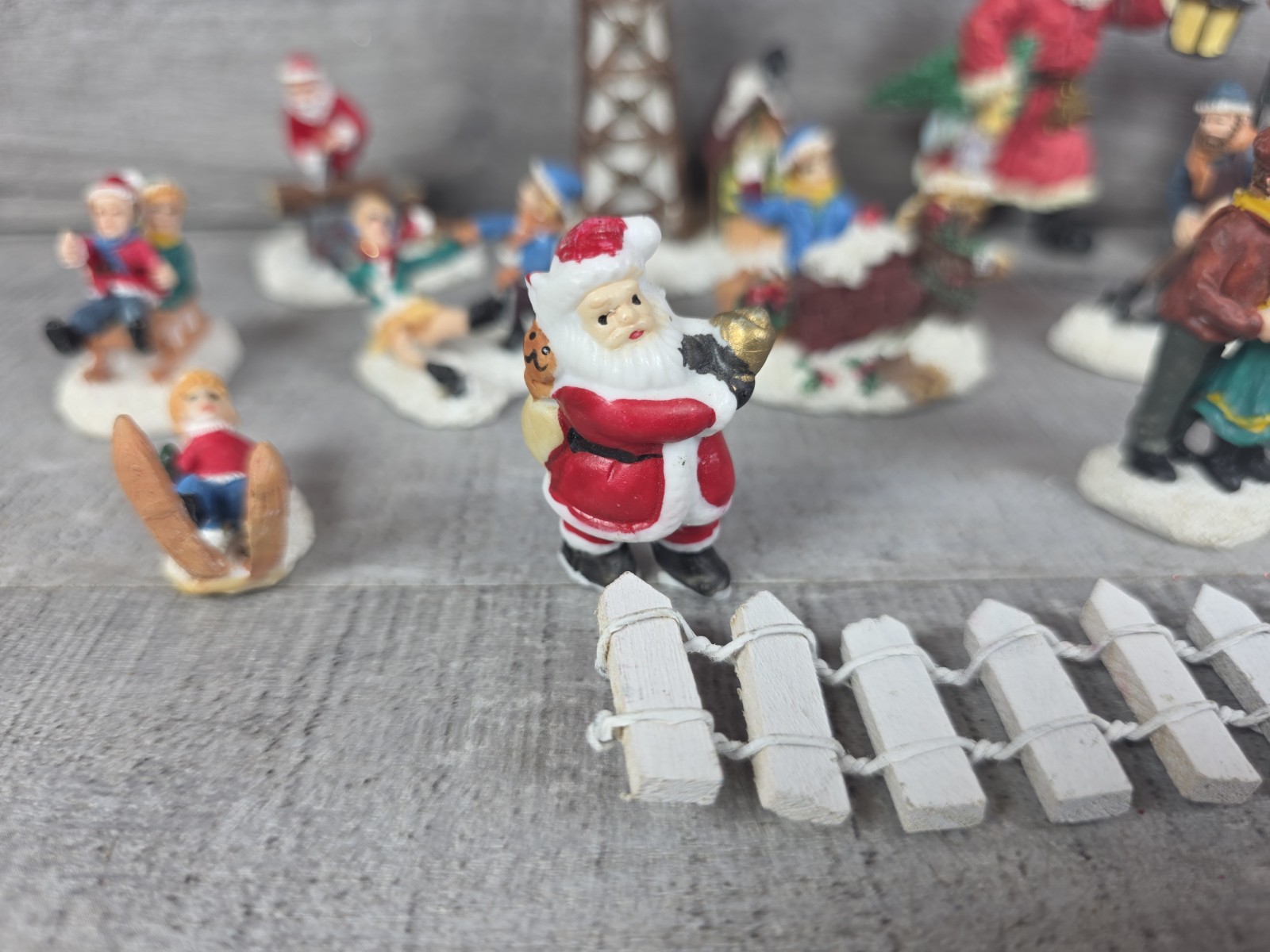 Christmas Village Figurines Accessories Decor 1-2″ Mixed Lot of 15 Pieces 25e1