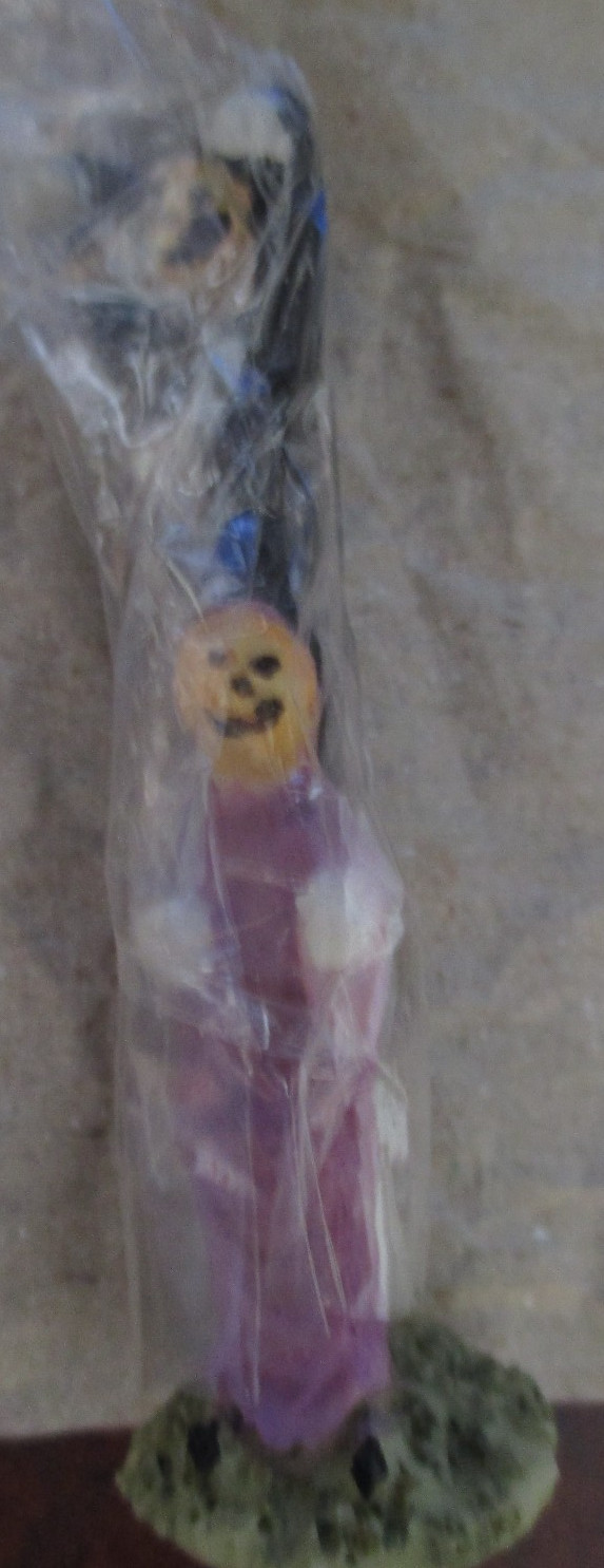 Light Up Halloween Village Houses ~ Porcelain/Ceramic ~ 4 Houses ~ 5 Figurines
