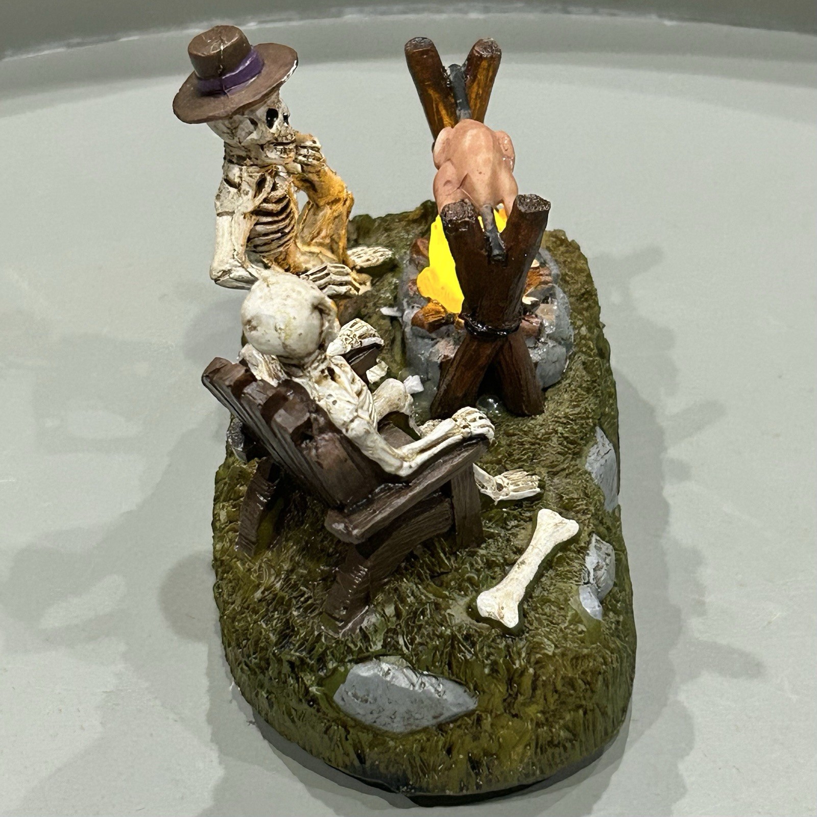 FG square Figurine Halloween Village “Skeleton campfire” Figurine