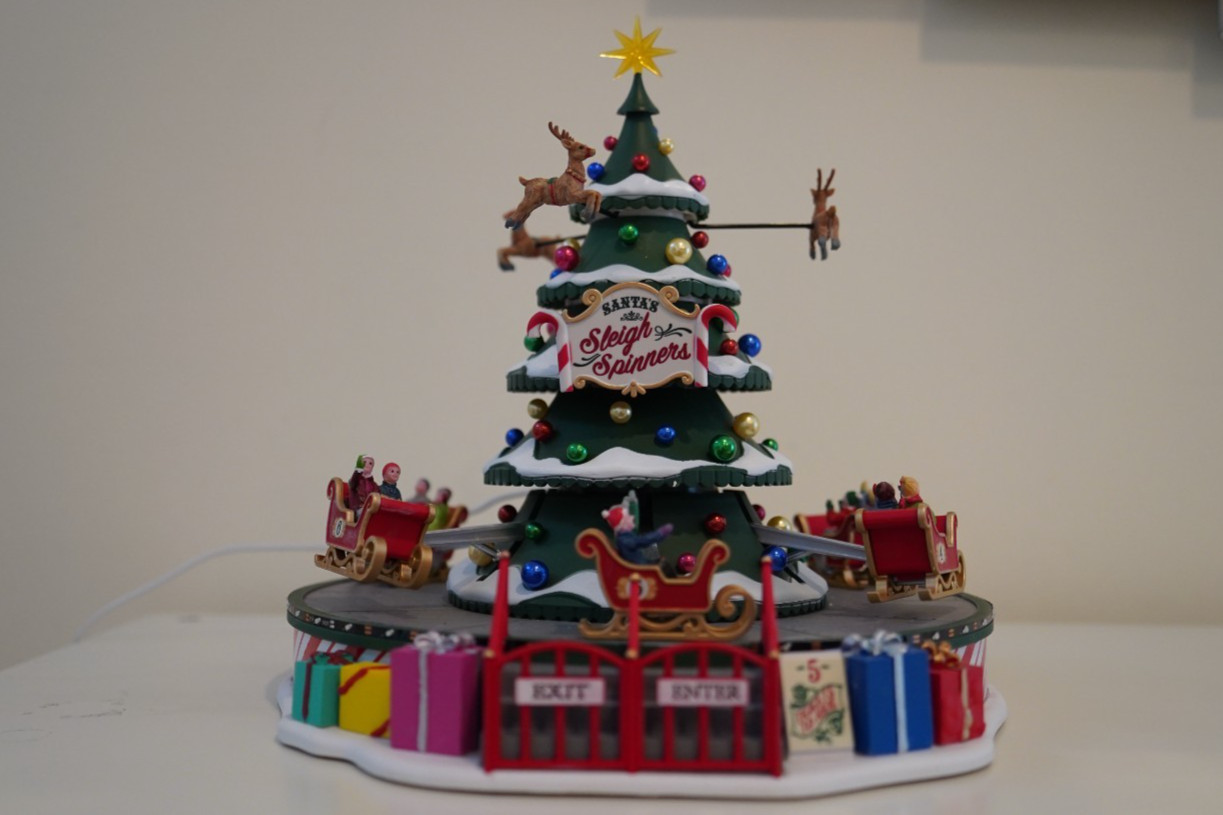 Lemax Christmas Village Santa’s Sleigh Spinners 14833 2021 Carnival Ride Retired