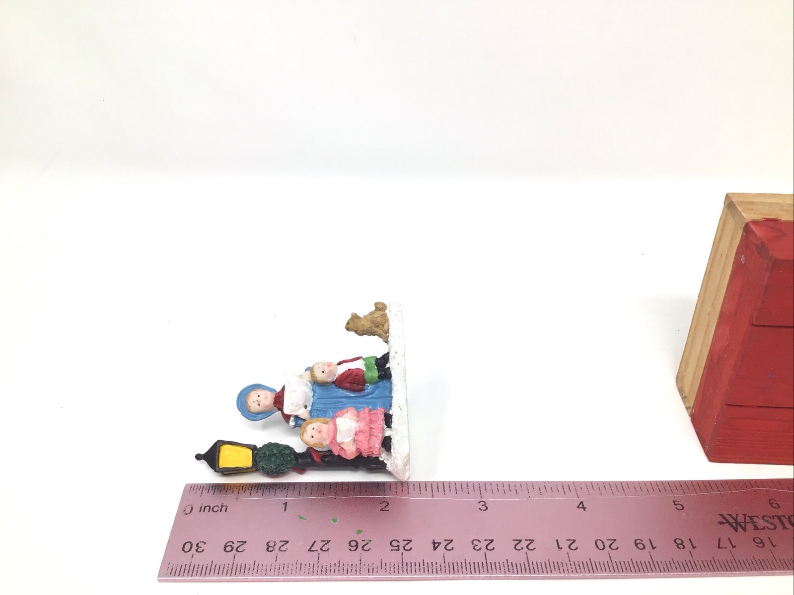 Christmas Village Figurine Carolers Dog Street Lamp Wreath Resin 3” Tall Vintage