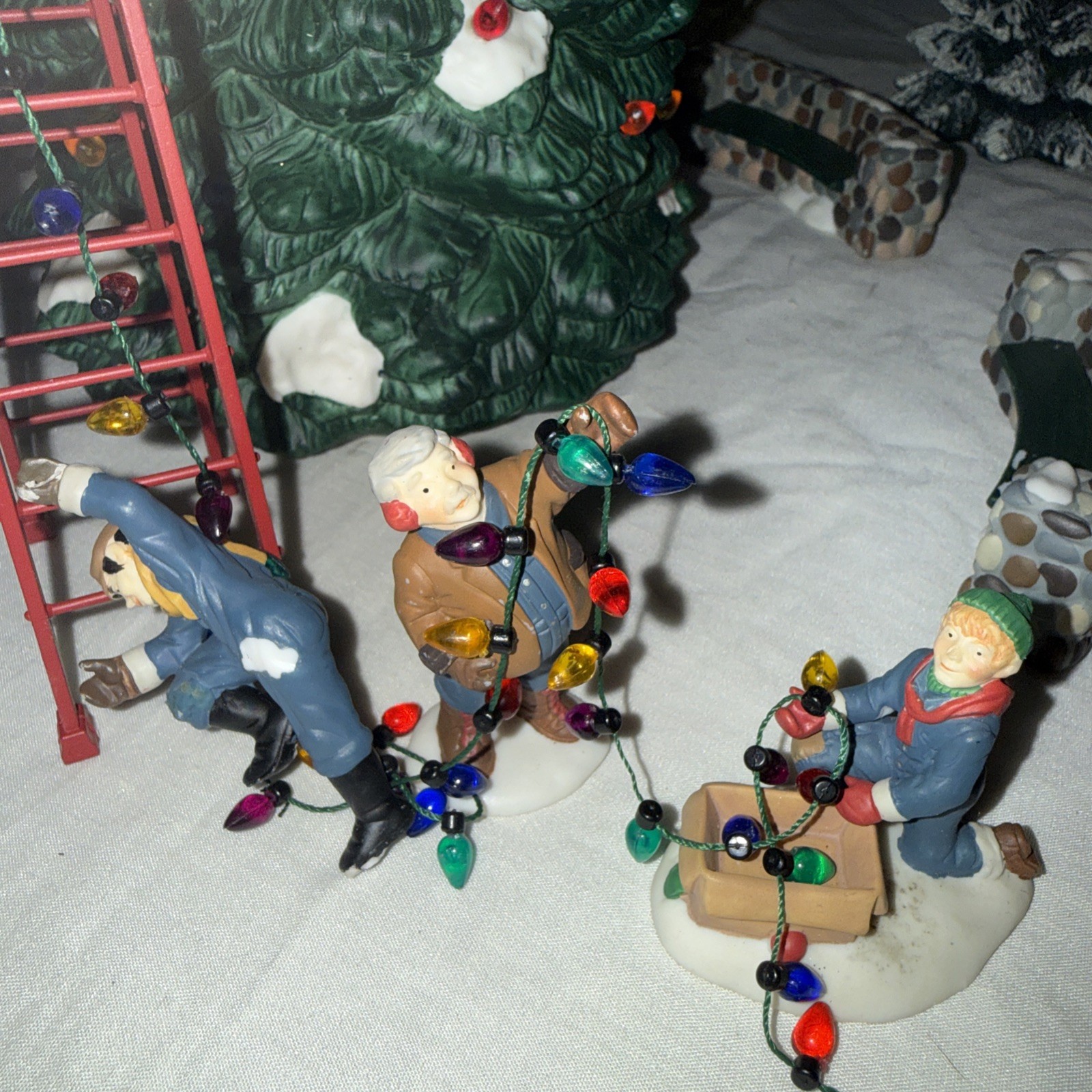 Department 56 Heritage Village Collection “Town Tree”/ “Town Tree Trimmers”lot
