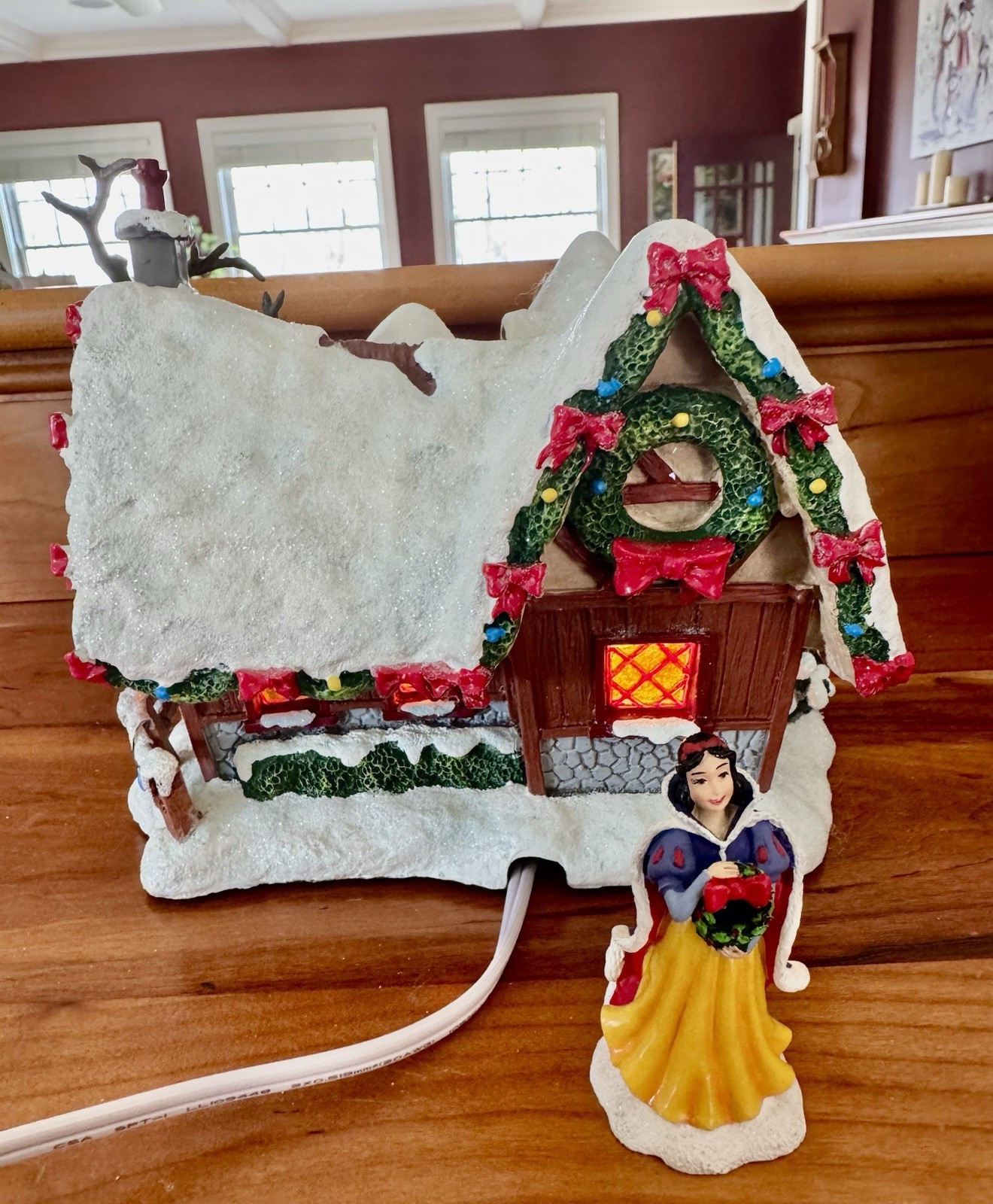 HAWTHORNE VILLAGE/DISNEY HI-HO HOLIDAY COTTAGE W/ SNOW WHITE