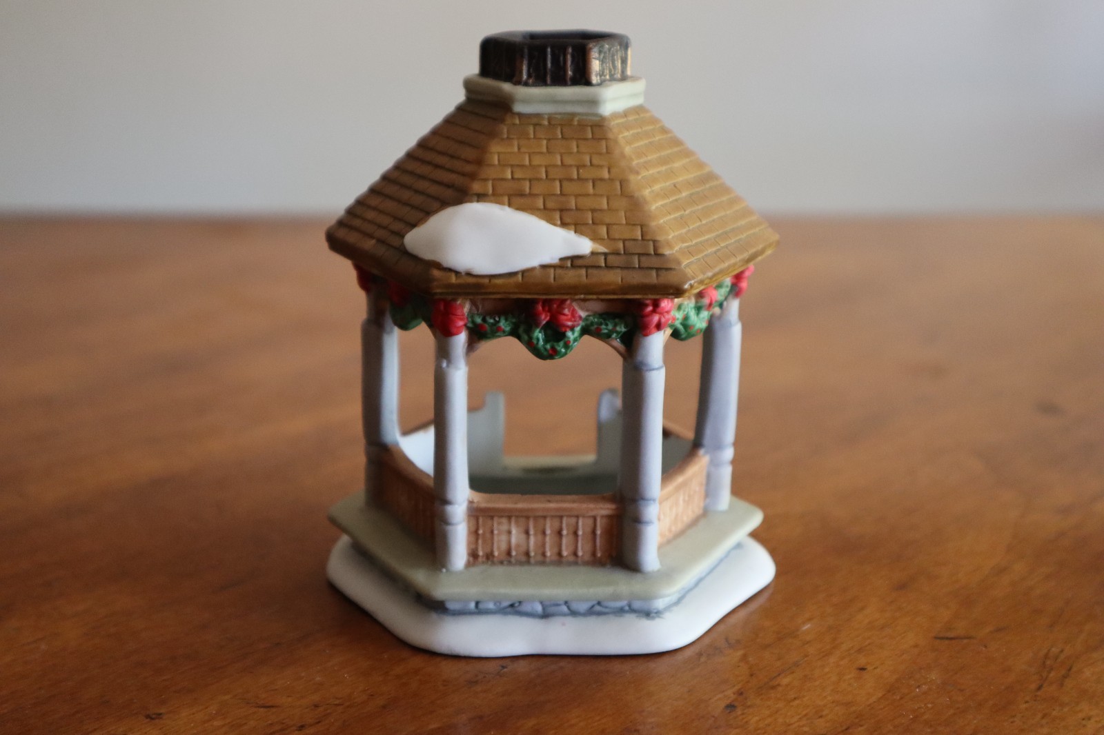 Christmas Village Figurine Snow Covered Gazebo Red Bows Wreath 4.5″ Tealight?