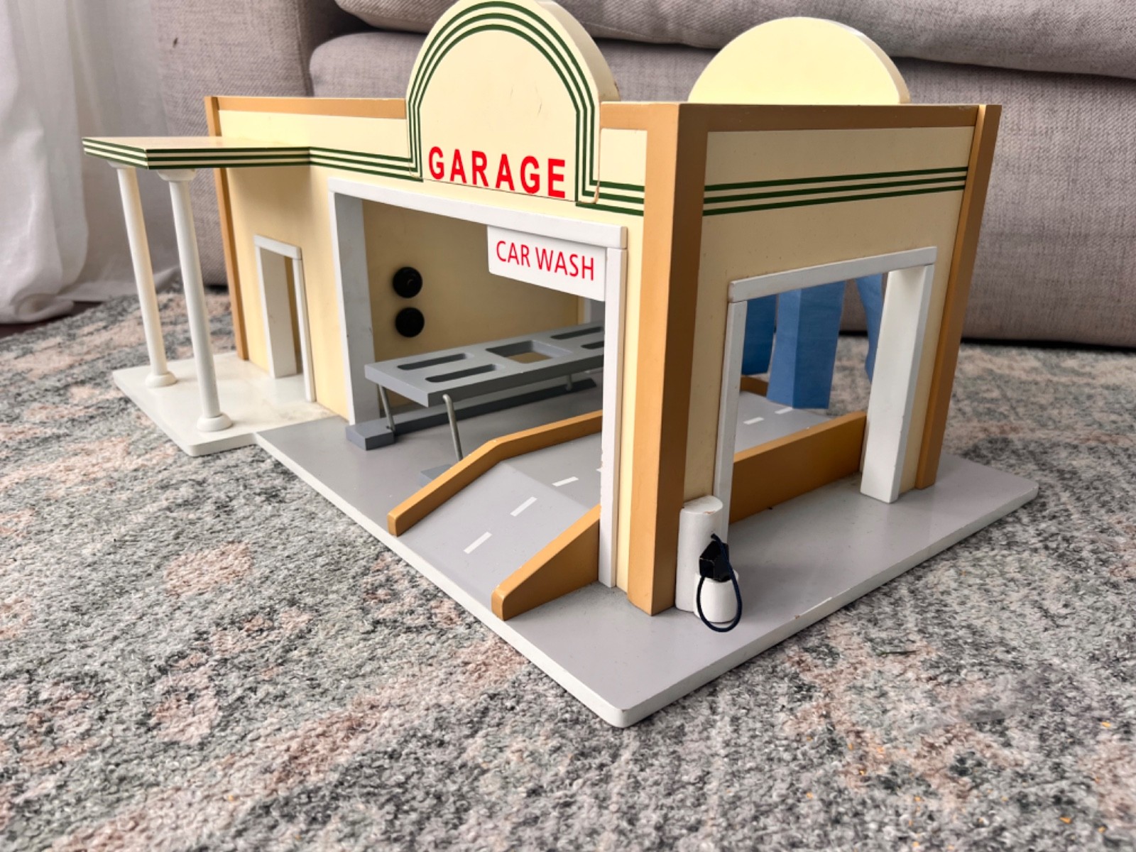 Vintage Pottery Barn garage/car wash kids play house