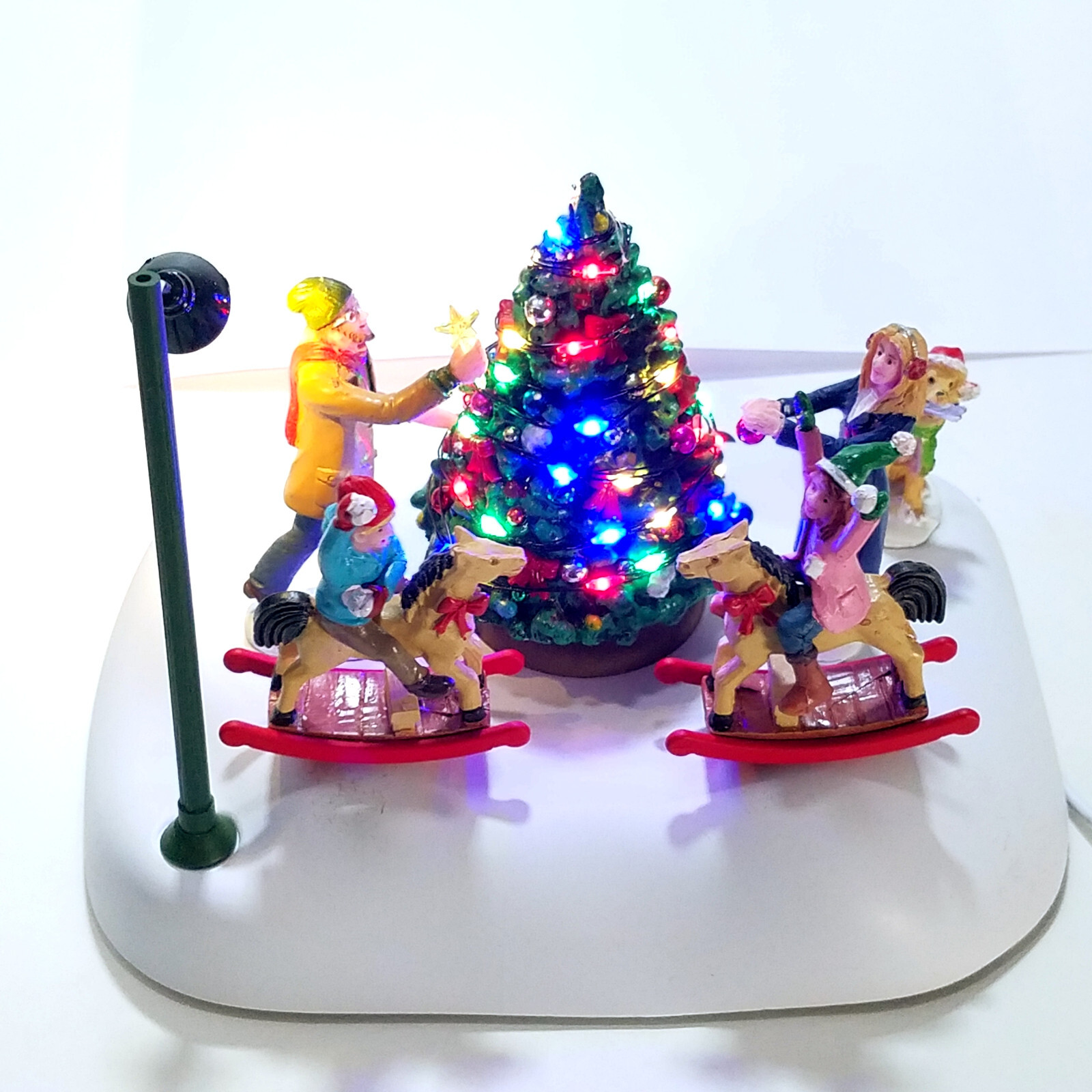 Lemax Rockin’ Around The Christmas Tree Caddington Village 44321 U2 Happy Family