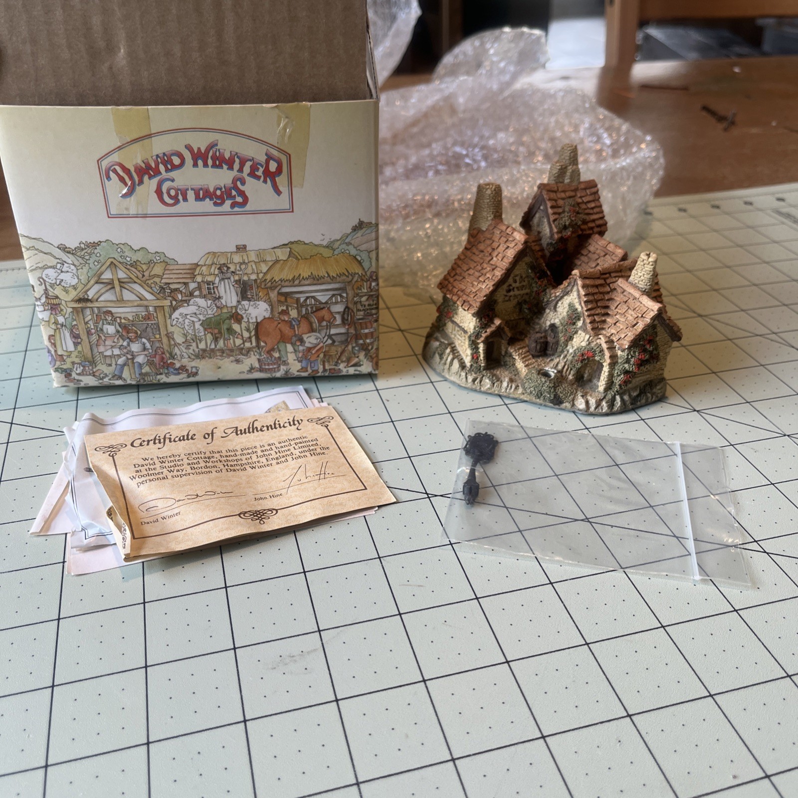 David Winter The Green Dragon Pub 1983 Complete MIB w/ Hanging Sign COA Box