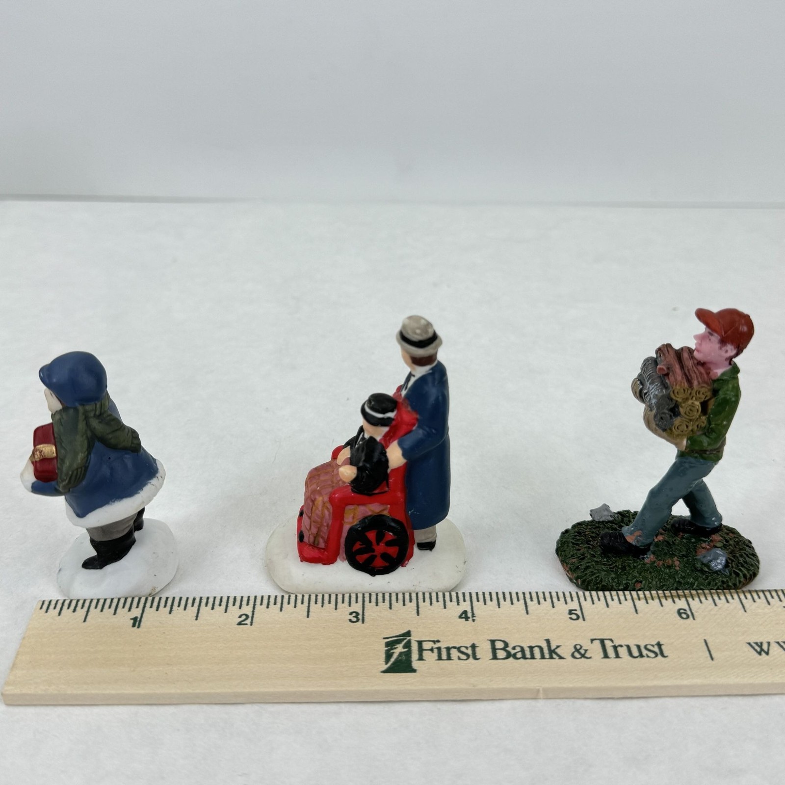 Vtg Christmas Village Accessories 3 Miniature Figurines 2 White Picket Fence