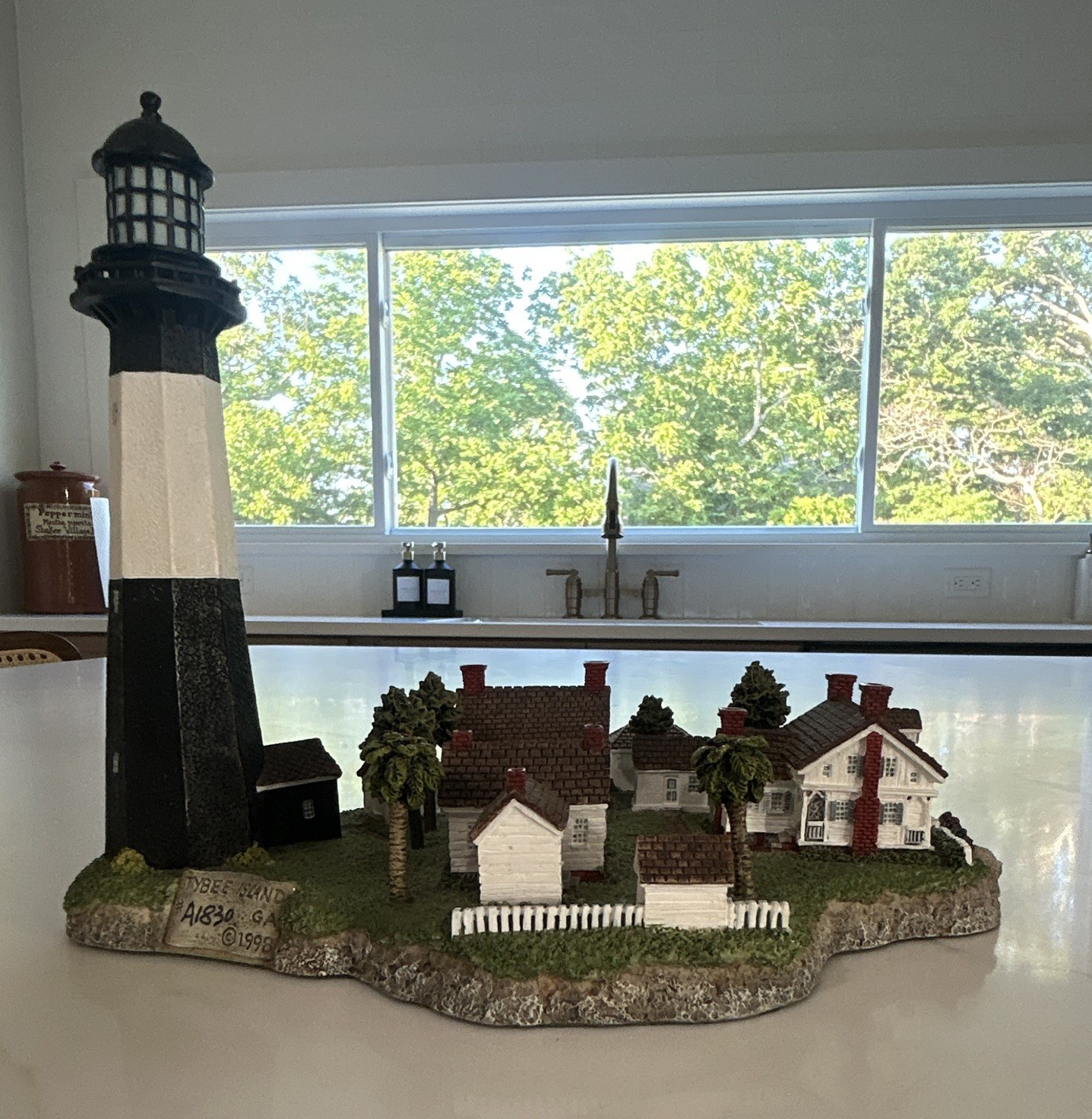 Harbour Lights Signature Series Tybee Island GA Lighthouse Handpainted 1998