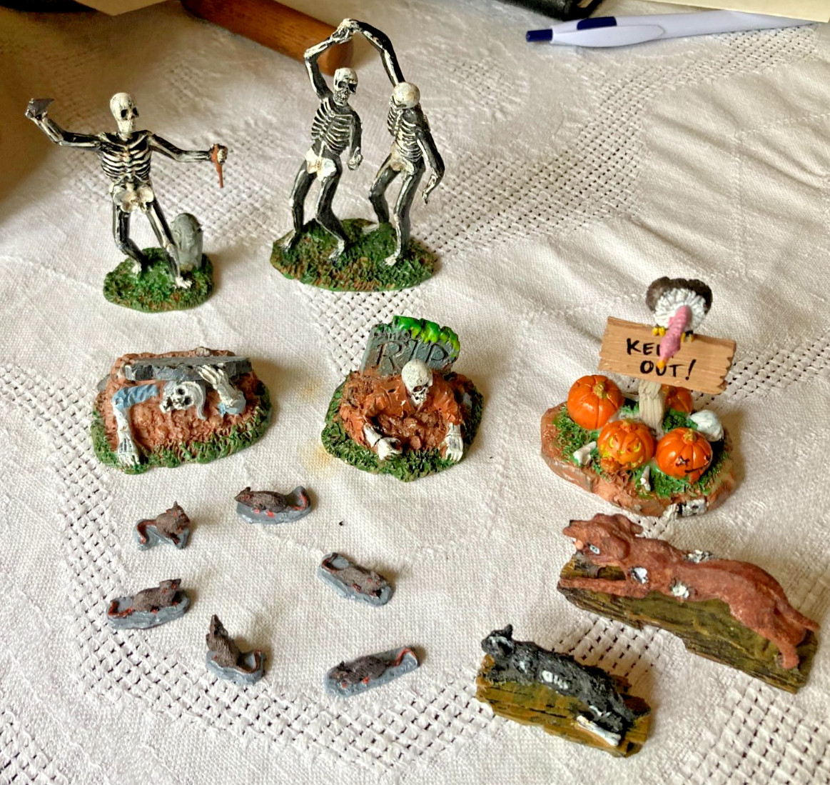 Lemax Spooky Town Figurine Lot Skeletons Zombies Vulture Rats Dog Cat – 11 pcs