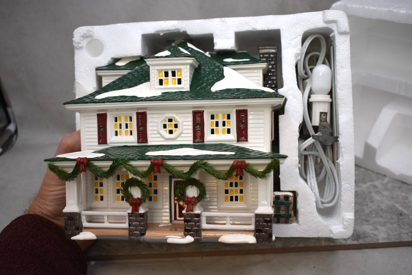 Christmas Snow Village ‘Crosby House’ Unused, Comes with Light (CA17) chalice co