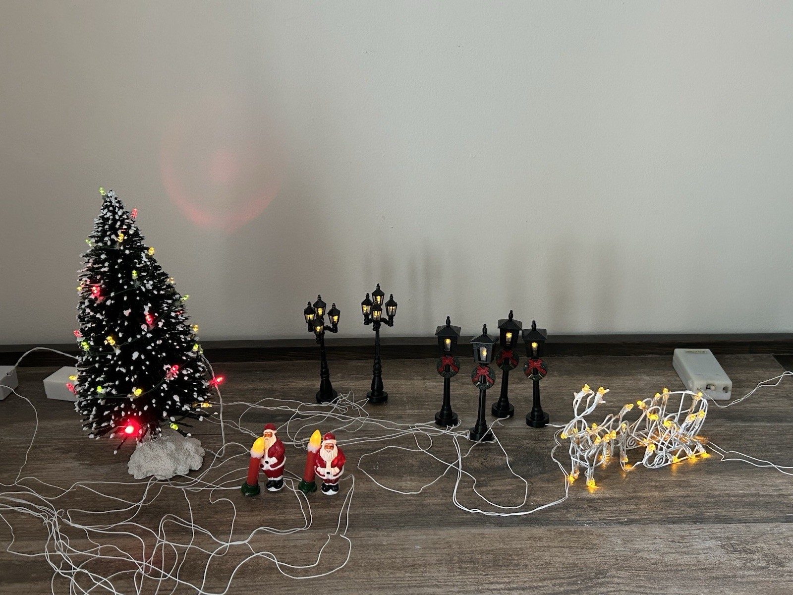 Christmas Village Lighted Accessories English Street Lamps Sleigh Santa Tree
