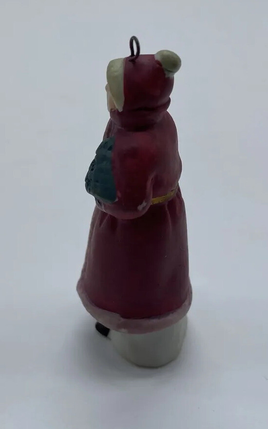 Dickens Collectables Christmas Village Accessory WOMAN FIGURINE Dollhouse F51