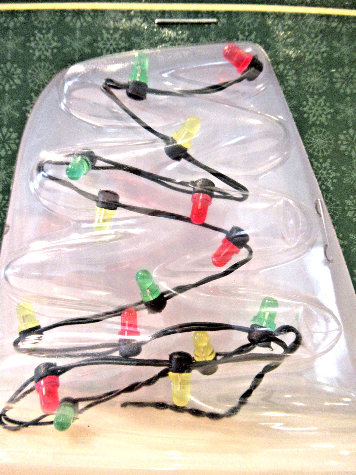 HOLIDAY TIME “BATTERY OPERATED / MINI LIGHTS” (WREATHS/ CENTERPIECE/ MINI TREE)