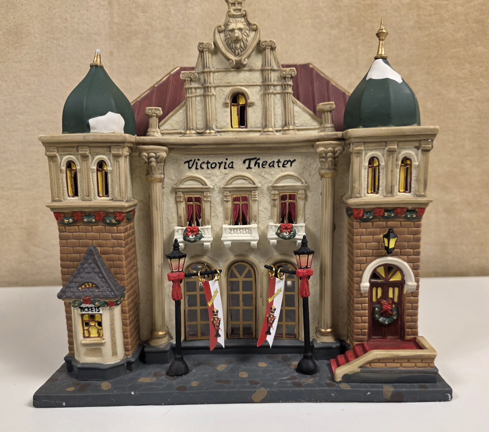 VTG Heartland Village Victoria Theater Lighted Porcelain Christmas House Used