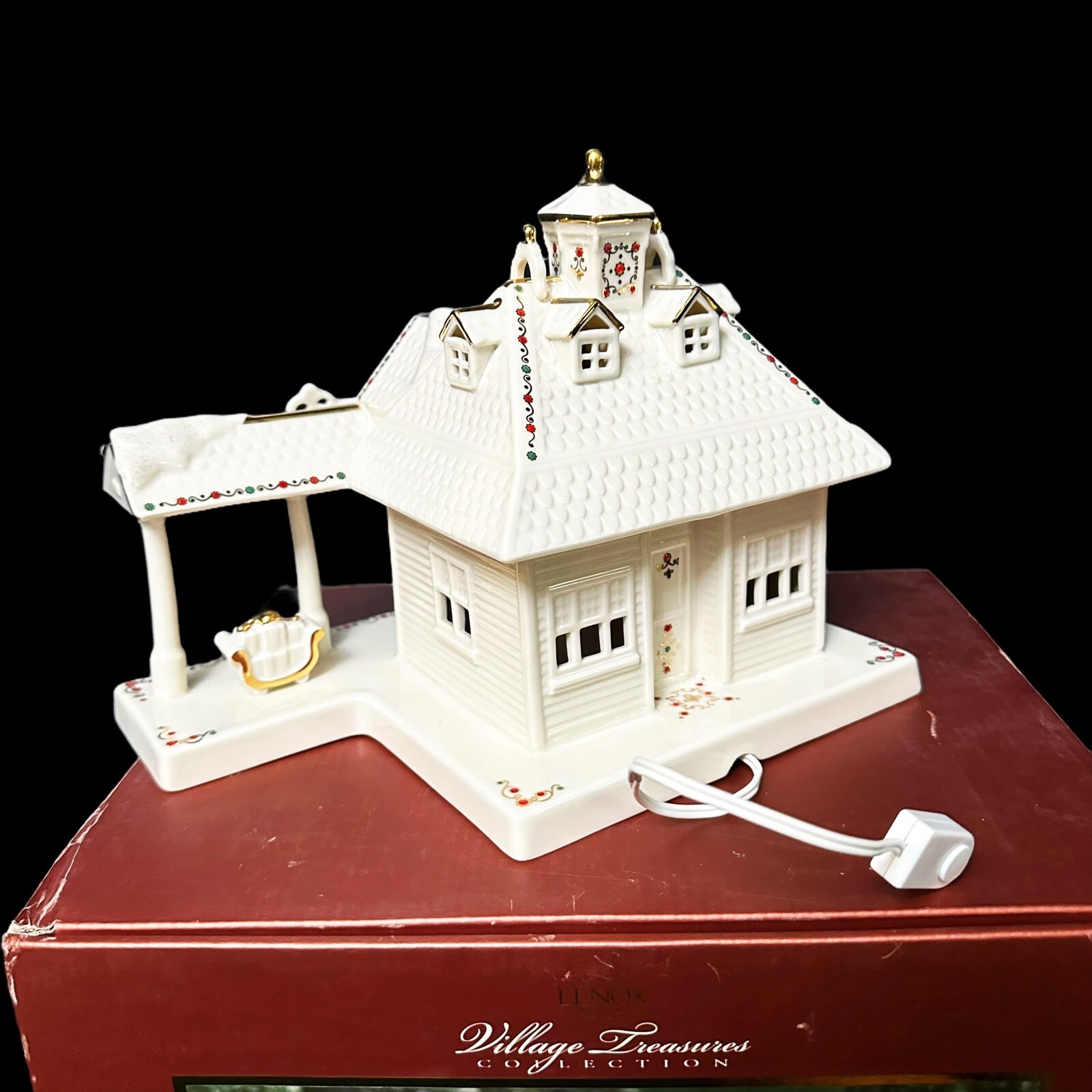 Lenox Village Treasures Mistletoe Park 2006 TRAIN STATION w/ Box