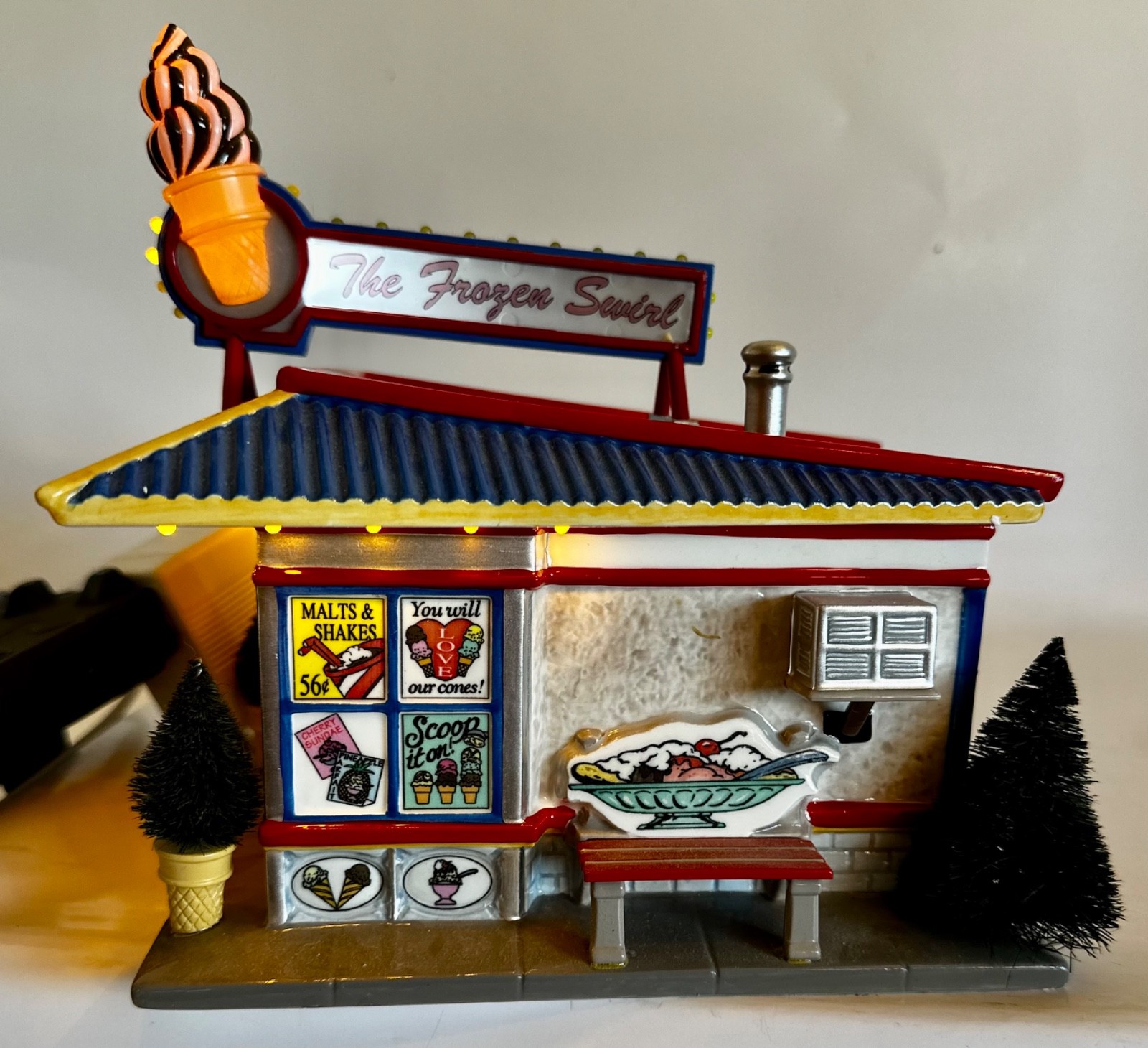 Dept 56 Snow Village #55318 THE FROZEN SWIRL Lighted Building ~ Retired 2004