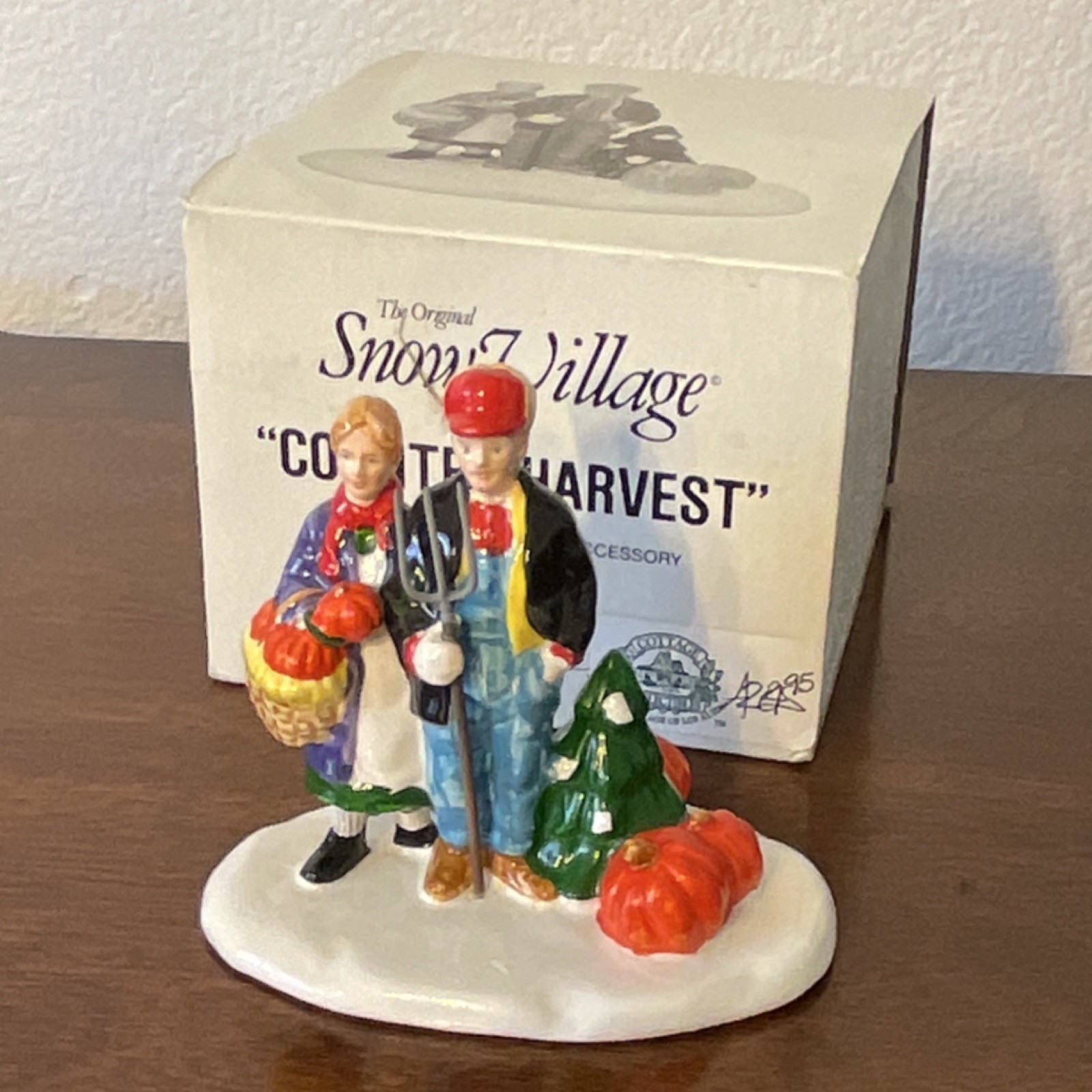 Department 56 Snow Village Country Harvest Hand Painted Ceramic Boxed (1995)