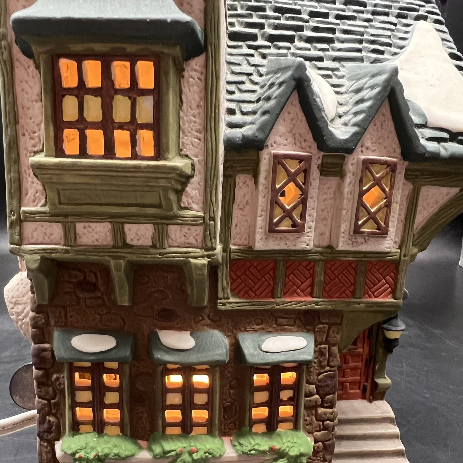 Dept 56 Heritage Village Collection The Pied Bull Inn w/ Box Light & Literature